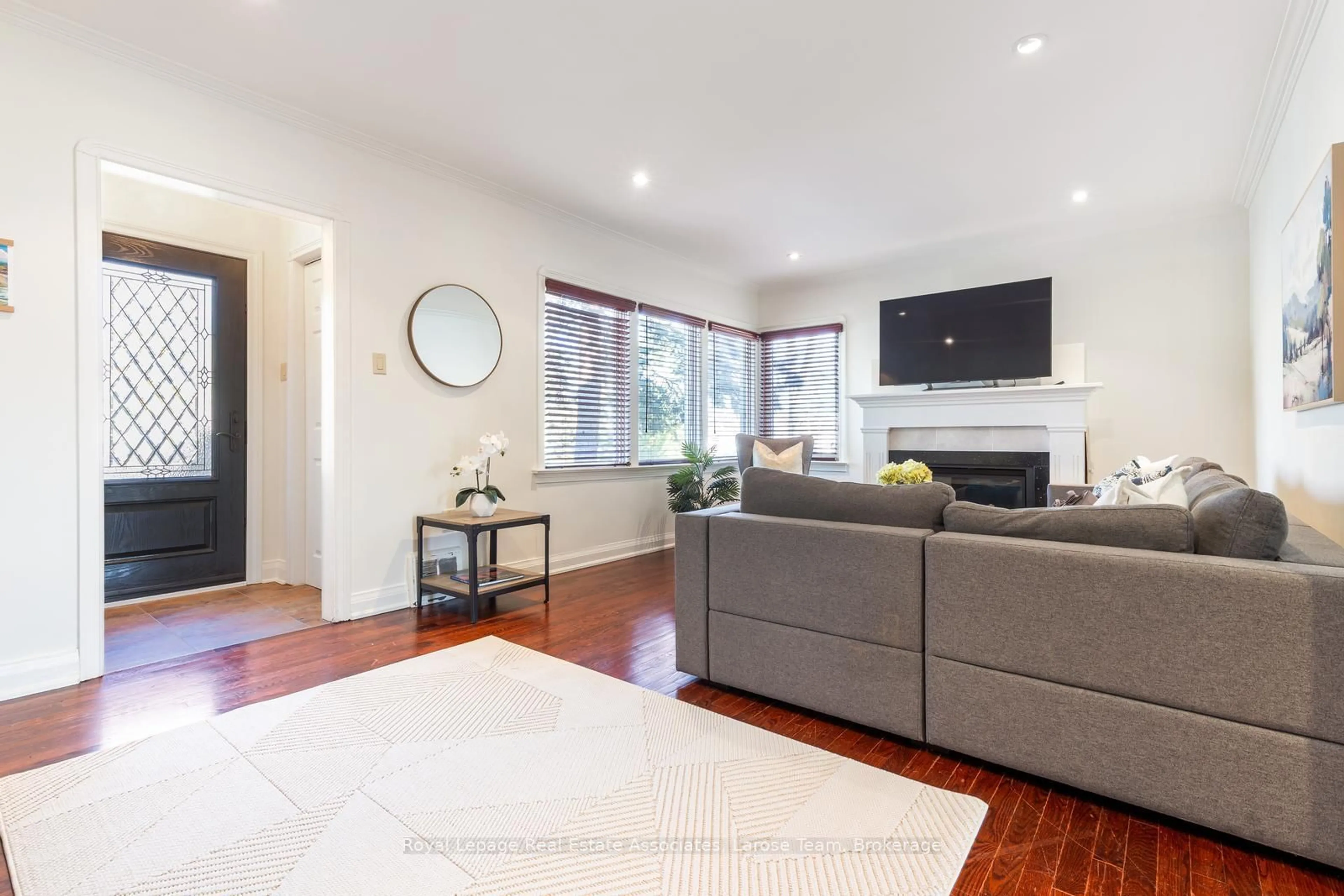 Living room with furniture, wood/laminate floor for 1166 Mineola Gdns, Mississauga Ontario L5G 3X9