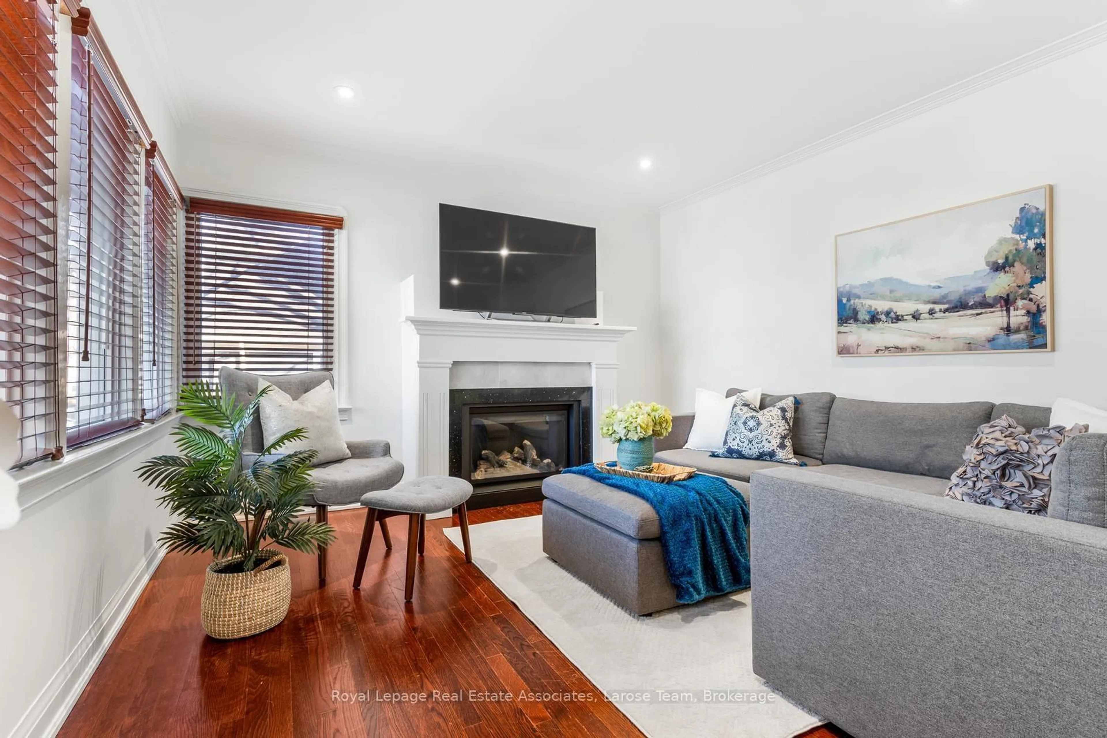 Living room with furniture, wood/laminate floor for 1166 Mineola Gdns, Mississauga Ontario L5G 3X9