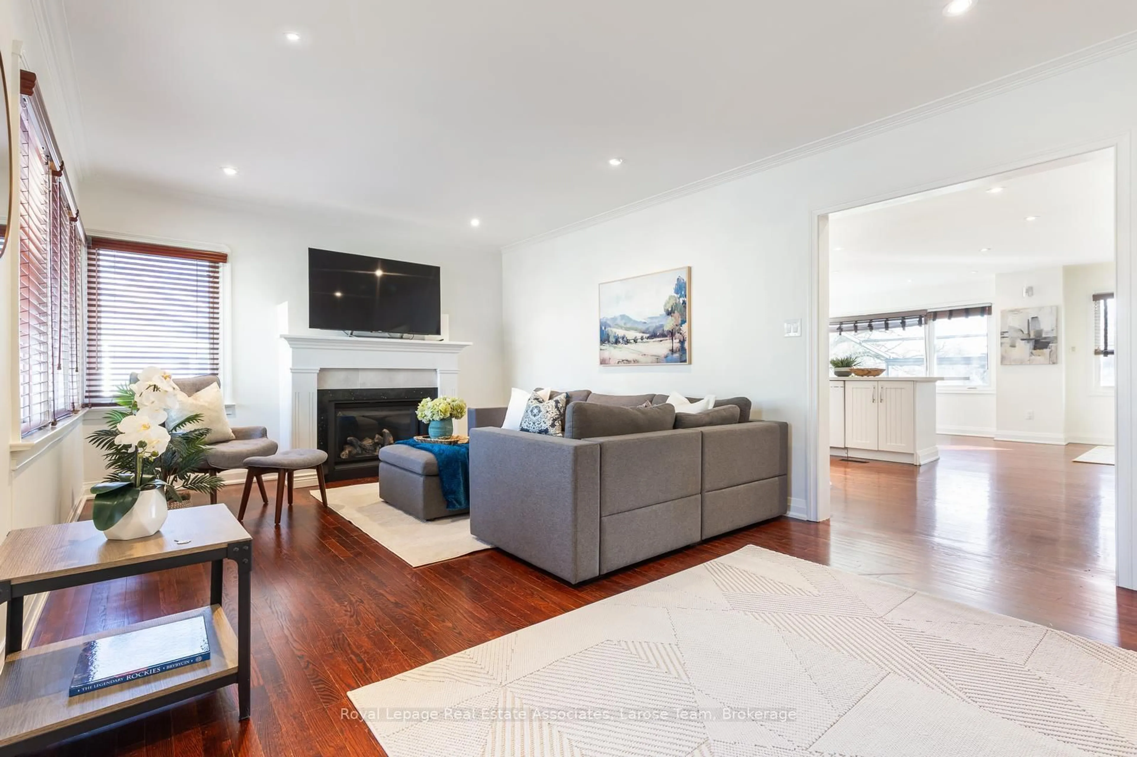 Living room with furniture, wood/laminate floor for 1166 Mineola Gdns, Mississauga Ontario L5G 3X9