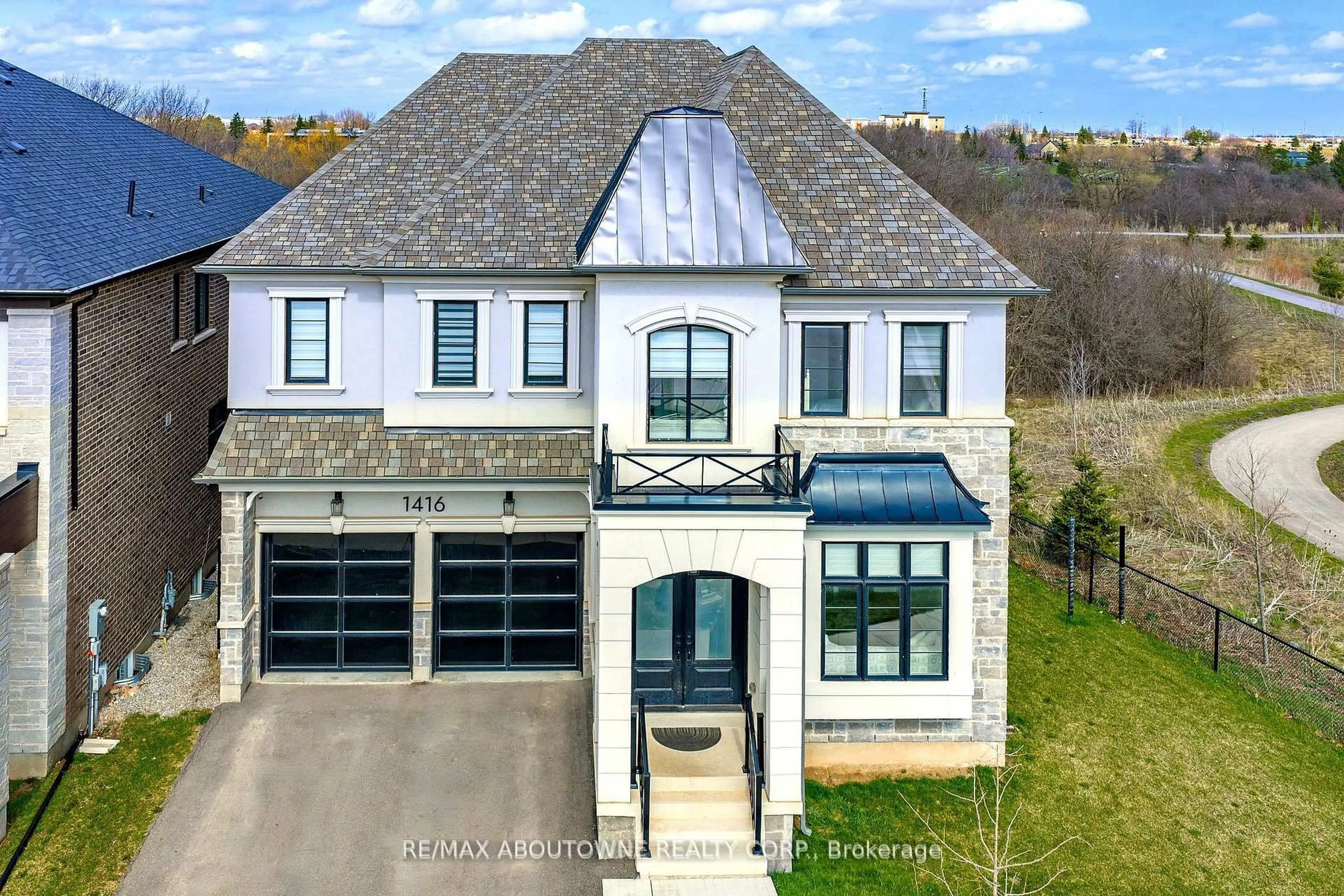 A pic from outside/outdoor area/front of a property/back of a property/a pic from drone, unknown for 1416 Ford Strathy Cres, Oakville Ontario L6H 6E3