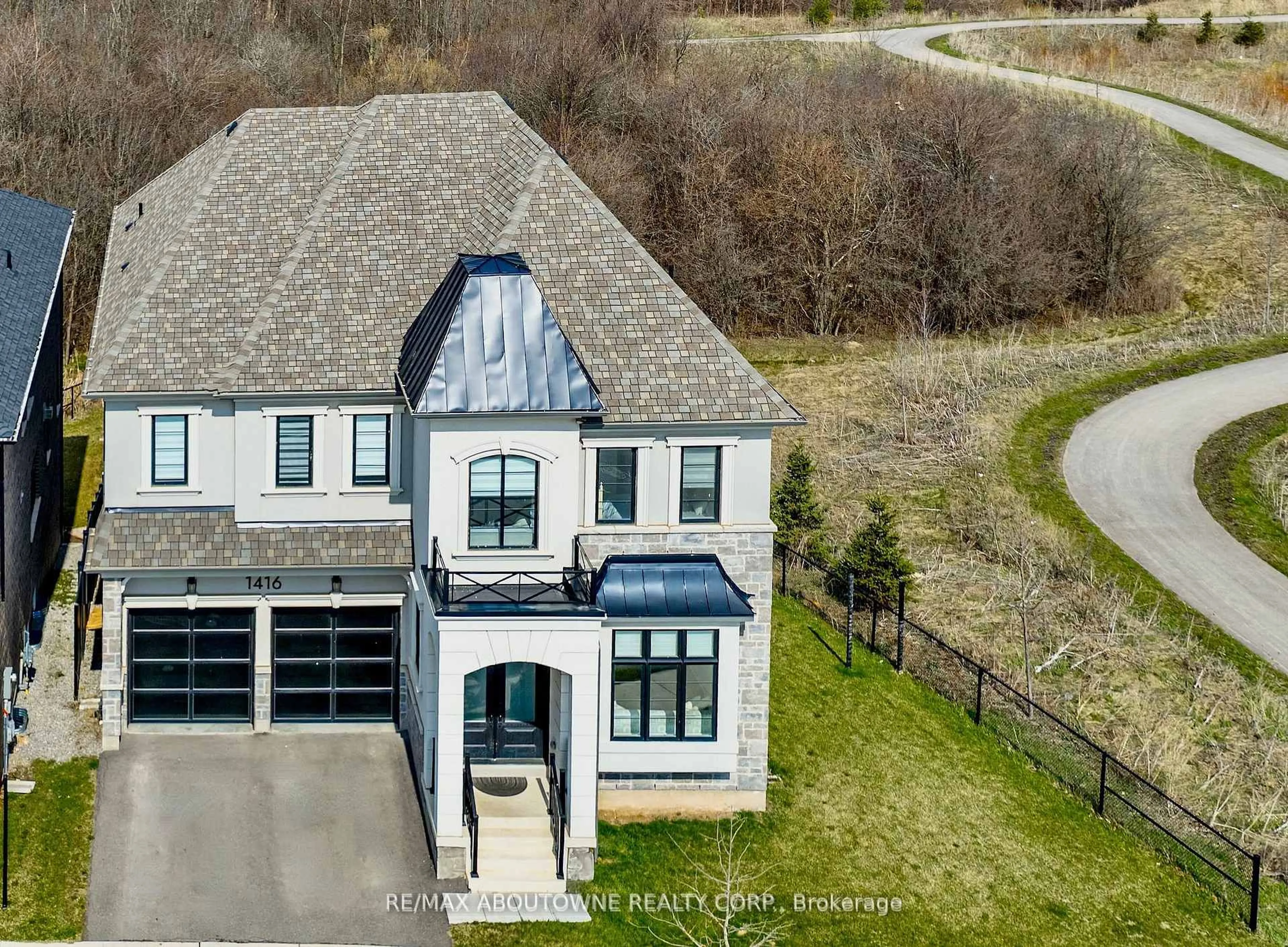 A pic from outside/outdoor area/front of a property/back of a property/a pic from drone, unknown for 1416 Ford Strathy Cres, Oakville Ontario L6H 6E3