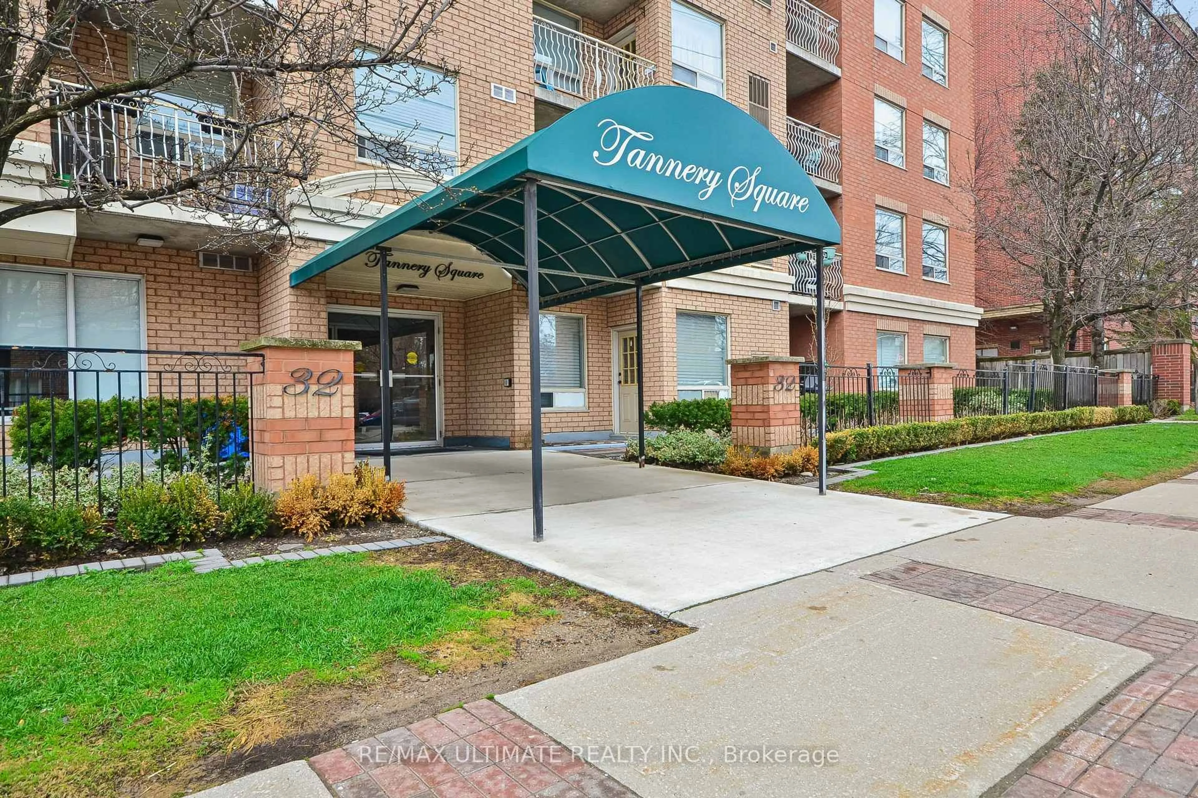 Indoor foyer for 32 Tannery St #405, Mississauga Ontario L5M 6T6