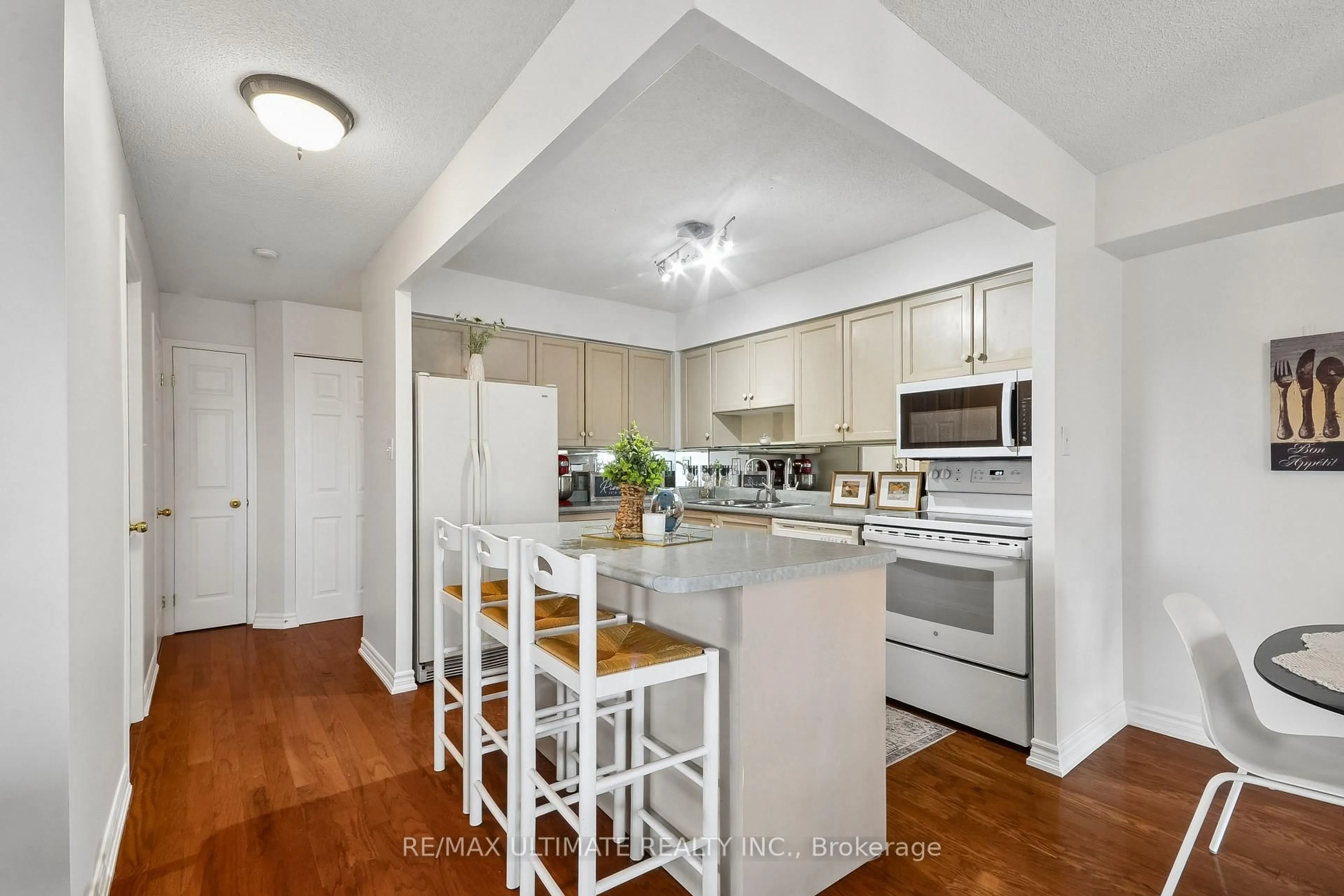 Unknown for 32 Tannery St #405, Mississauga Ontario L5M 6T6