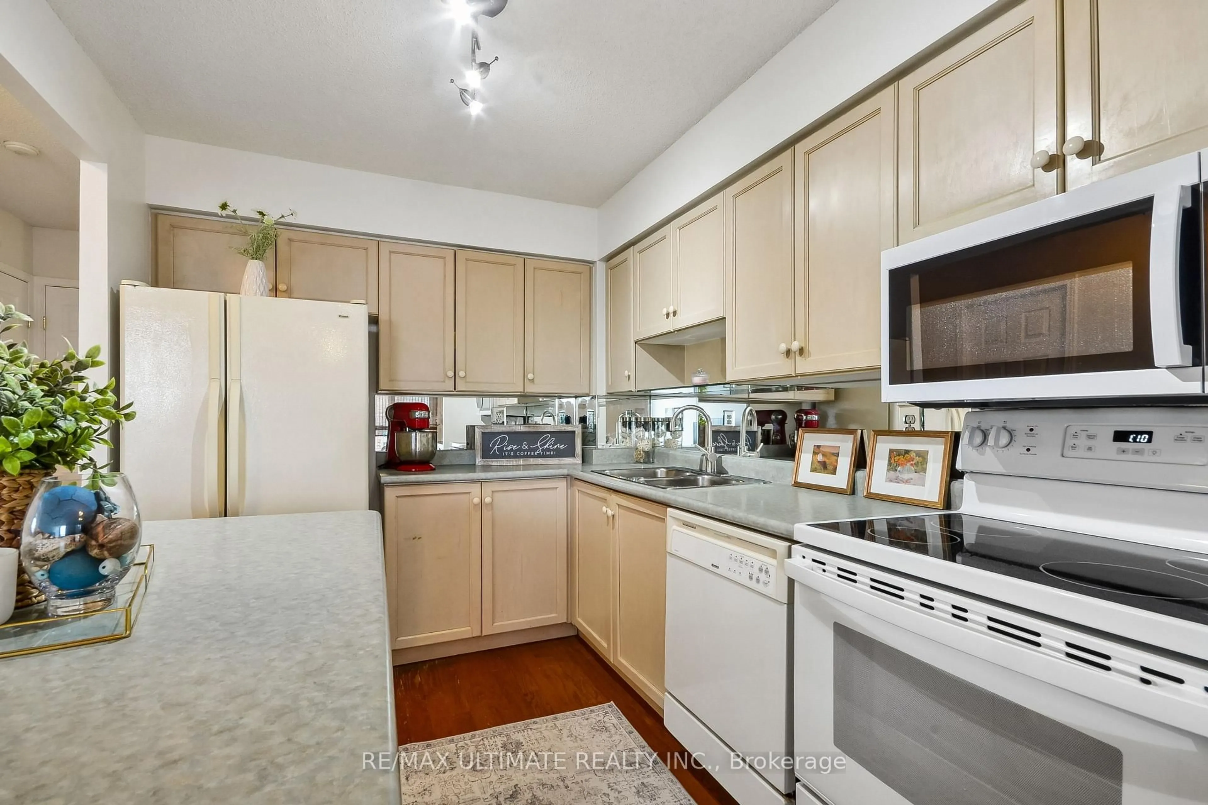 Standard kitchen, unknown for 32 Tannery St #405, Mississauga Ontario L5M 6T6
