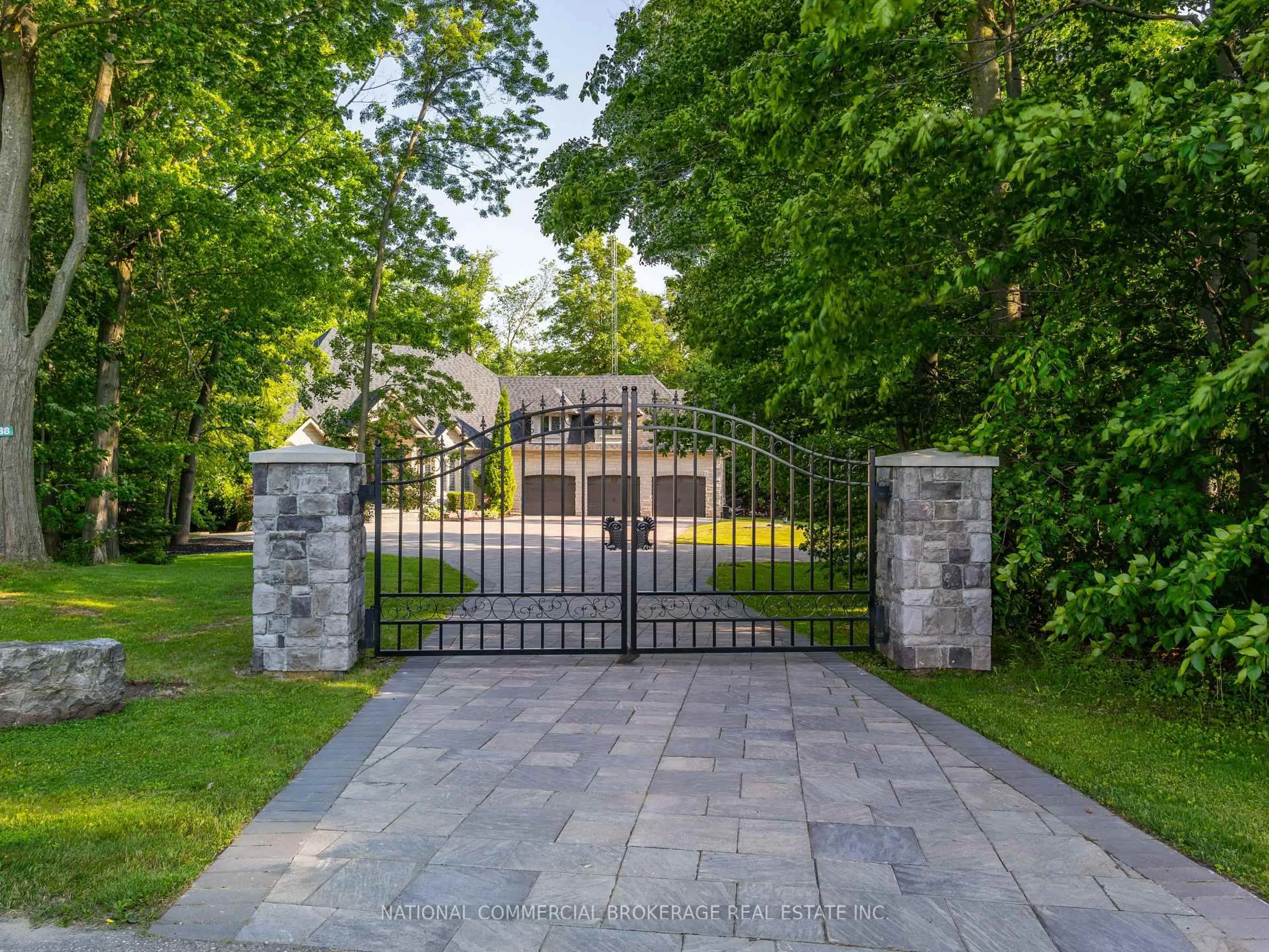 Indoor entryway for 10088 Old Pine Crest Rd, Halton Hills Ontario L0P 0A2