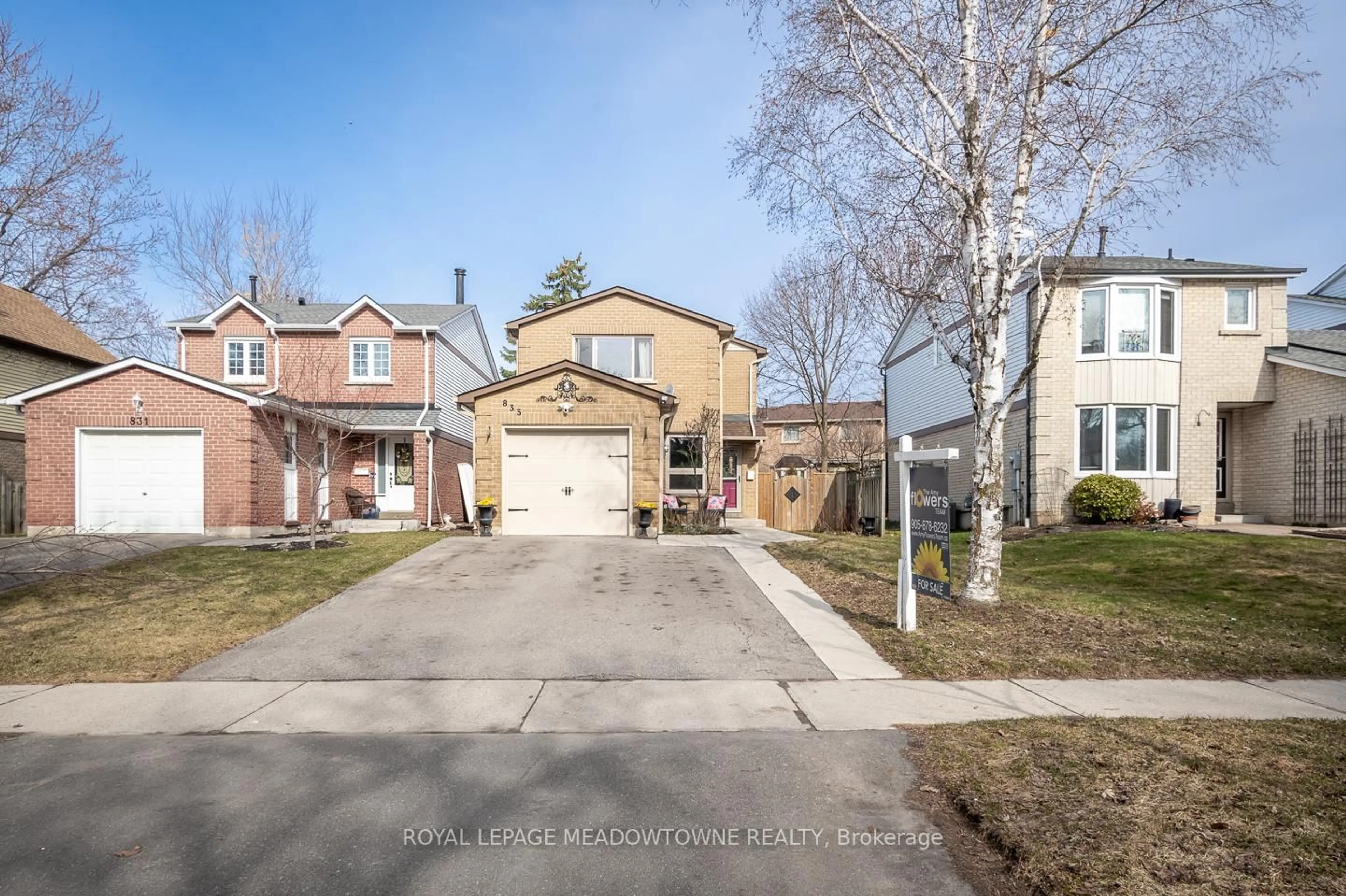 A pic from outside/outdoor area/front of a property/back of a property/a pic from drone, street for 833 Laurier Ave, Milton Ontario L9T 4H4