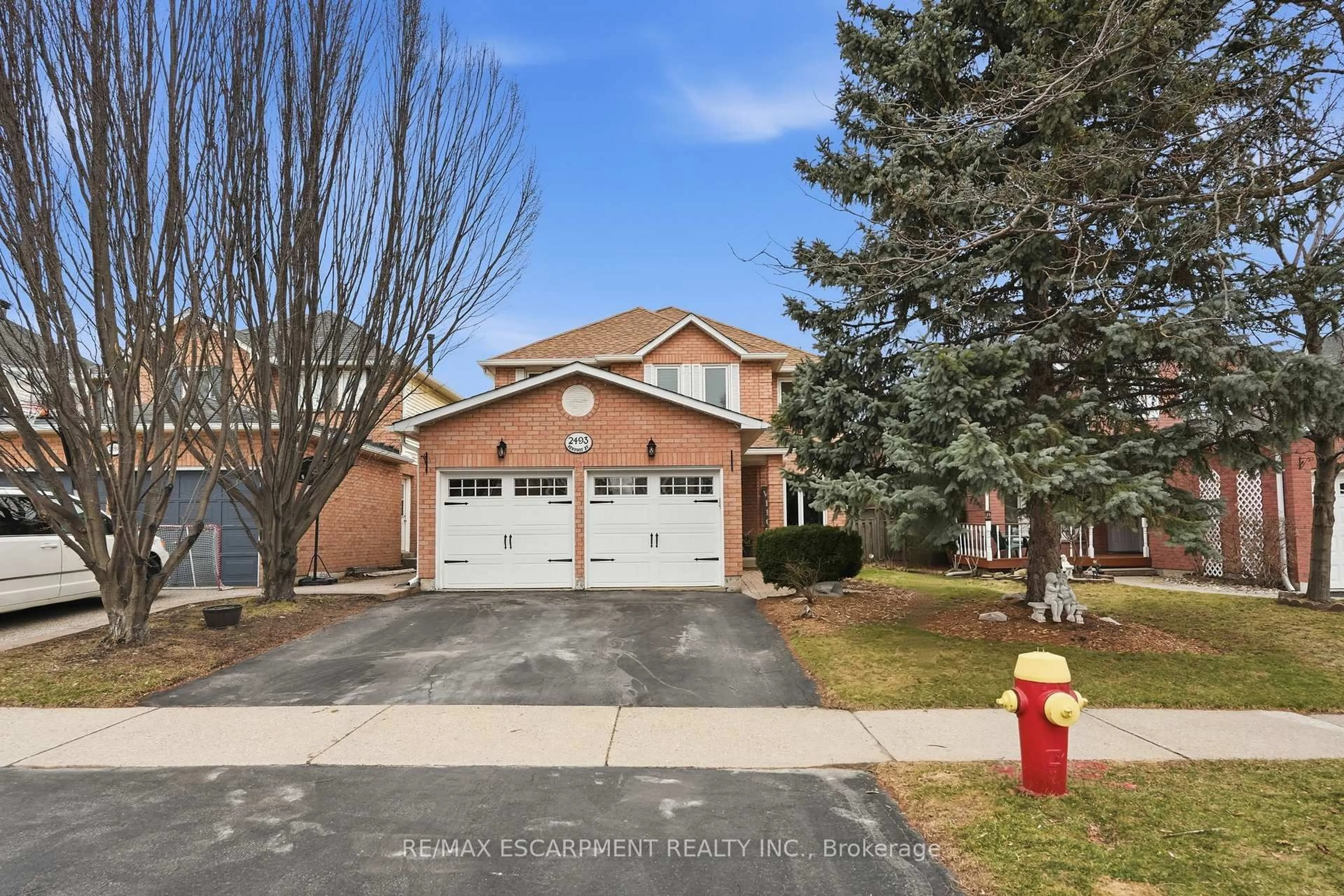 A pic from outside/outdoor area/front of a property/back of a property/a pic from drone, street for 2493 Newport St, Burlington Ontario L7M 3X7