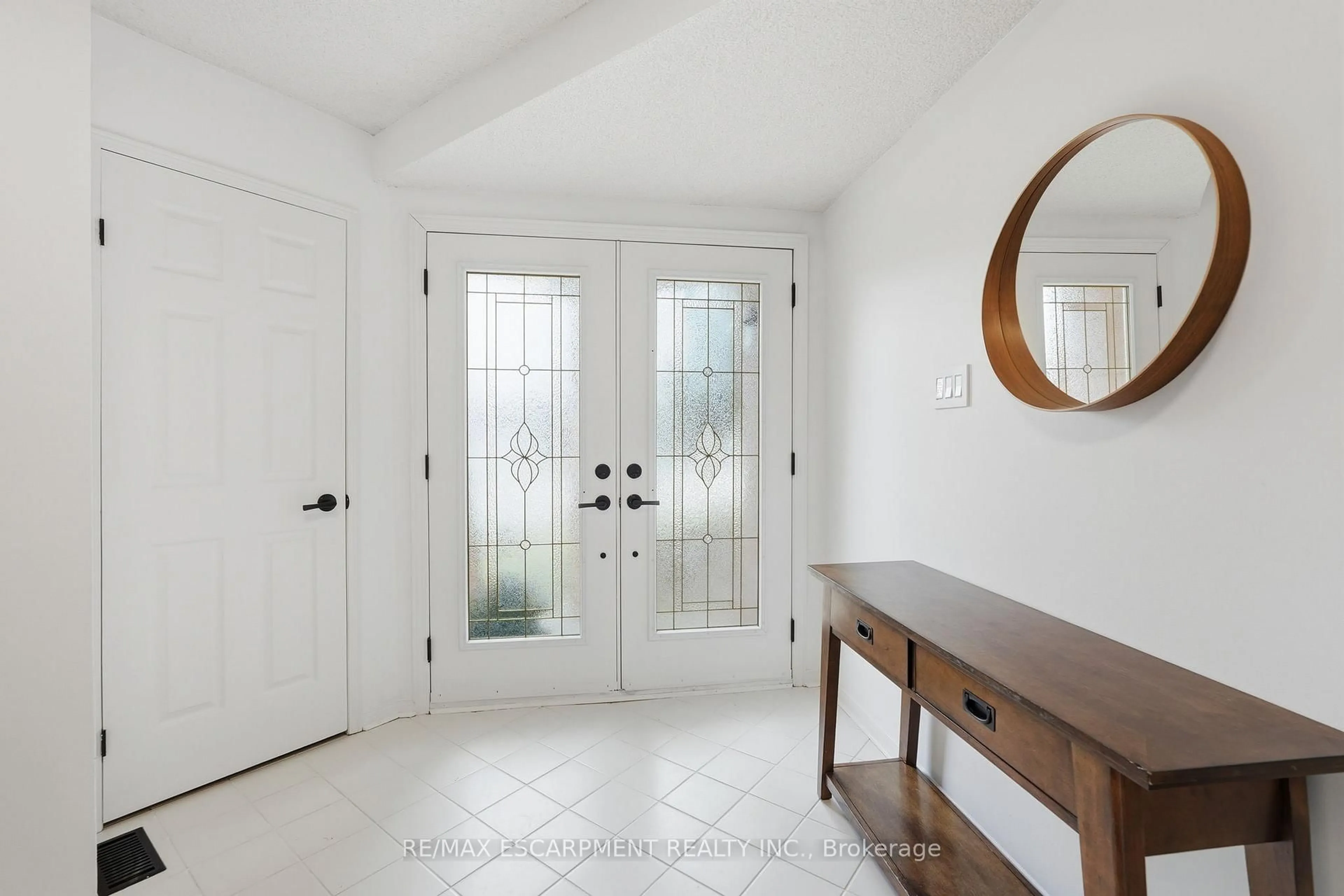 Indoor entryway for 2493 Newport St, Burlington Ontario L7M 3X7