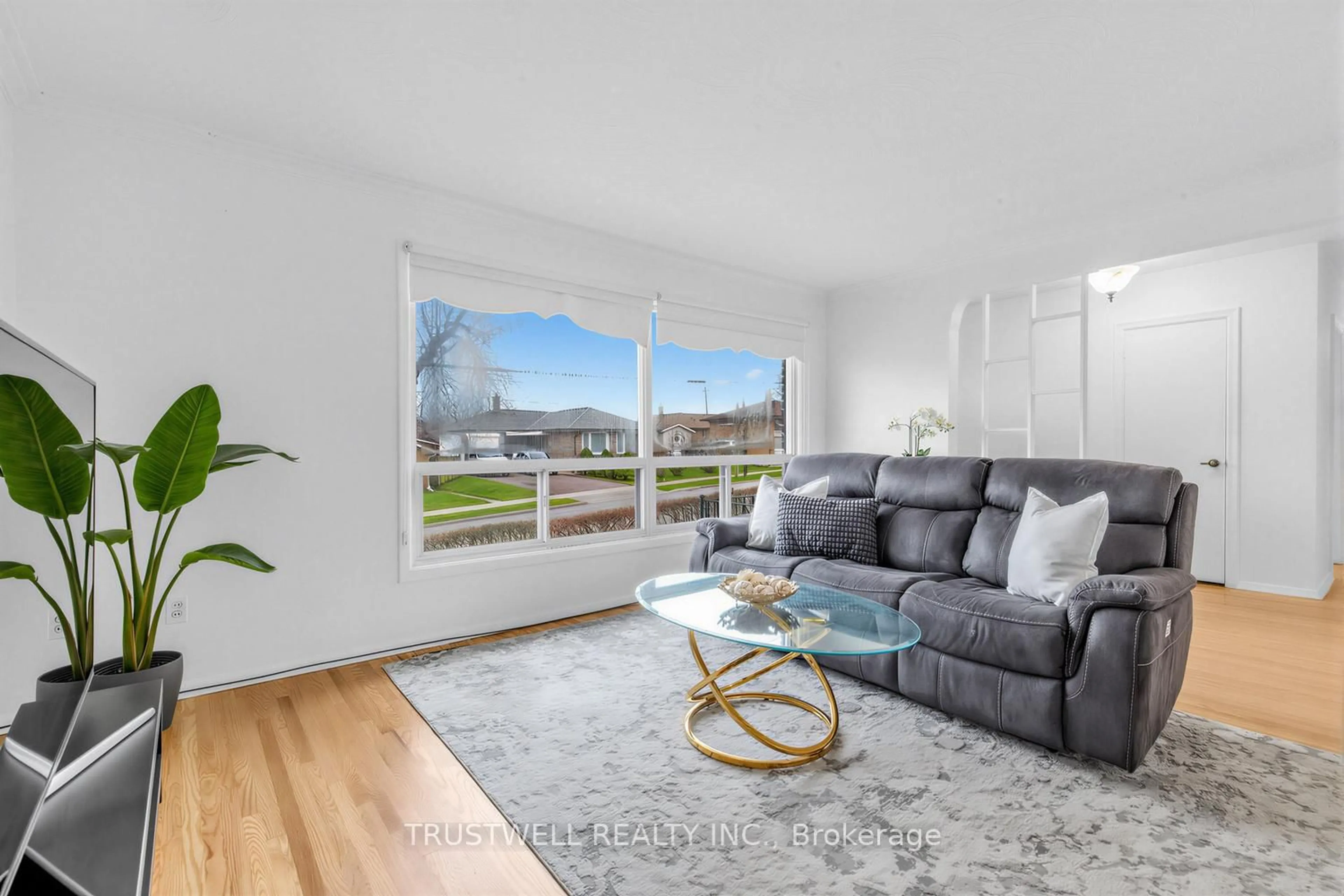 Living room with furniture, wood/laminate floor for 2 Del Ria Rd, Toronto Ontario M6L 1M1