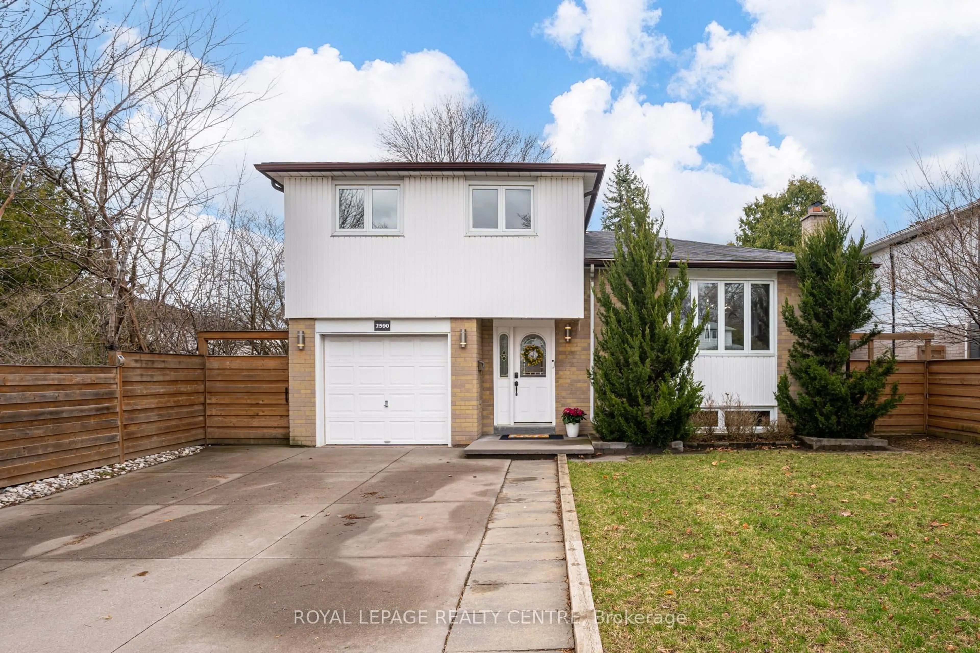 A pic from outside/outdoor area/front of a property/back of a property/a pic from drone, street for 2590 Bromsgrove Rd, Mississauga Ontario L5J 1M2