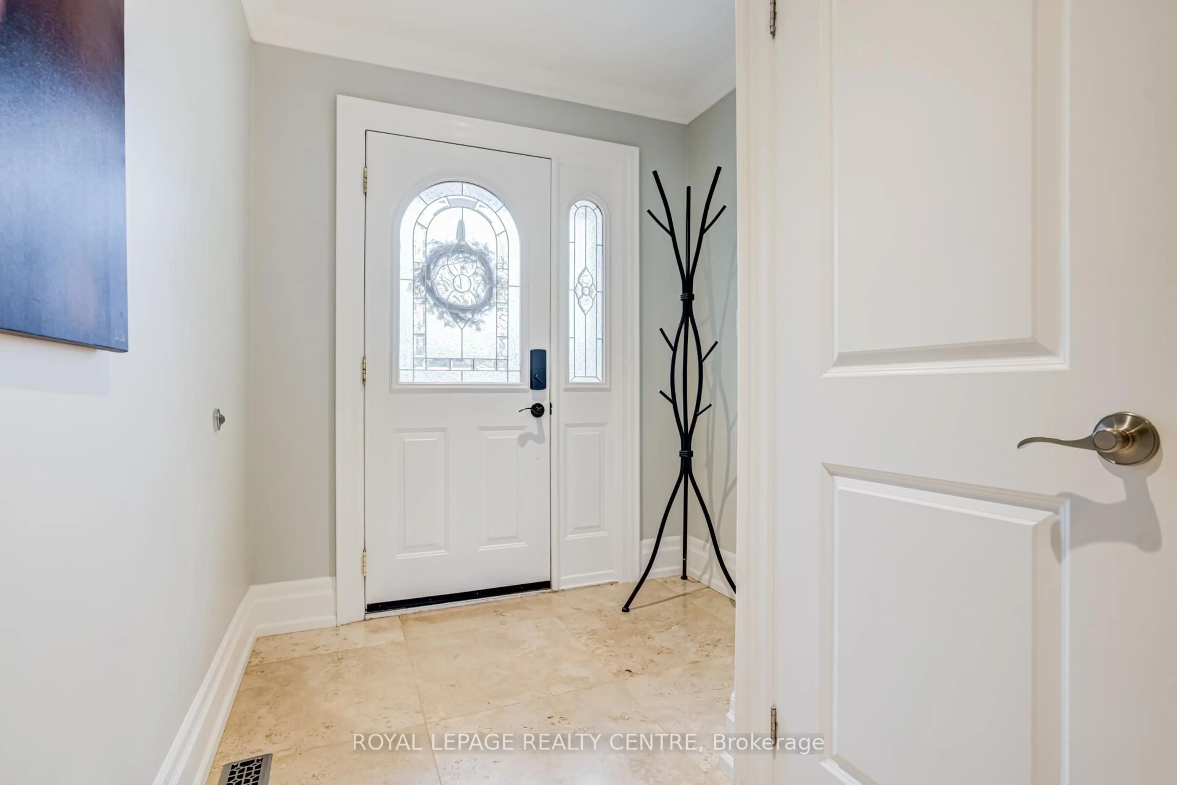 Indoor entryway for 2590 Bromsgrove Rd, Mississauga Ontario L5J 1M2