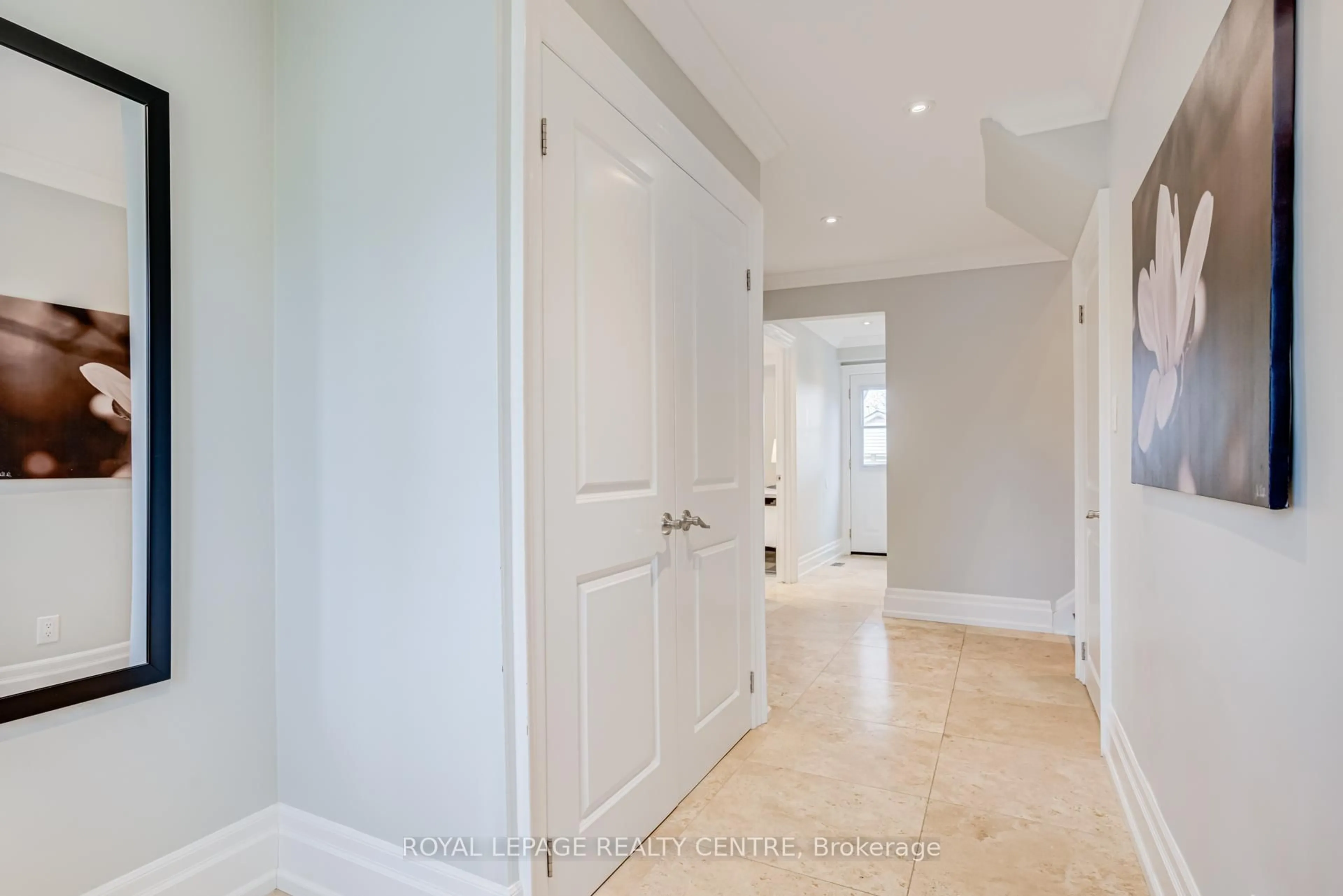 Indoor entryway for 2590 Bromsgrove Rd, Mississauga Ontario L5J 1M2