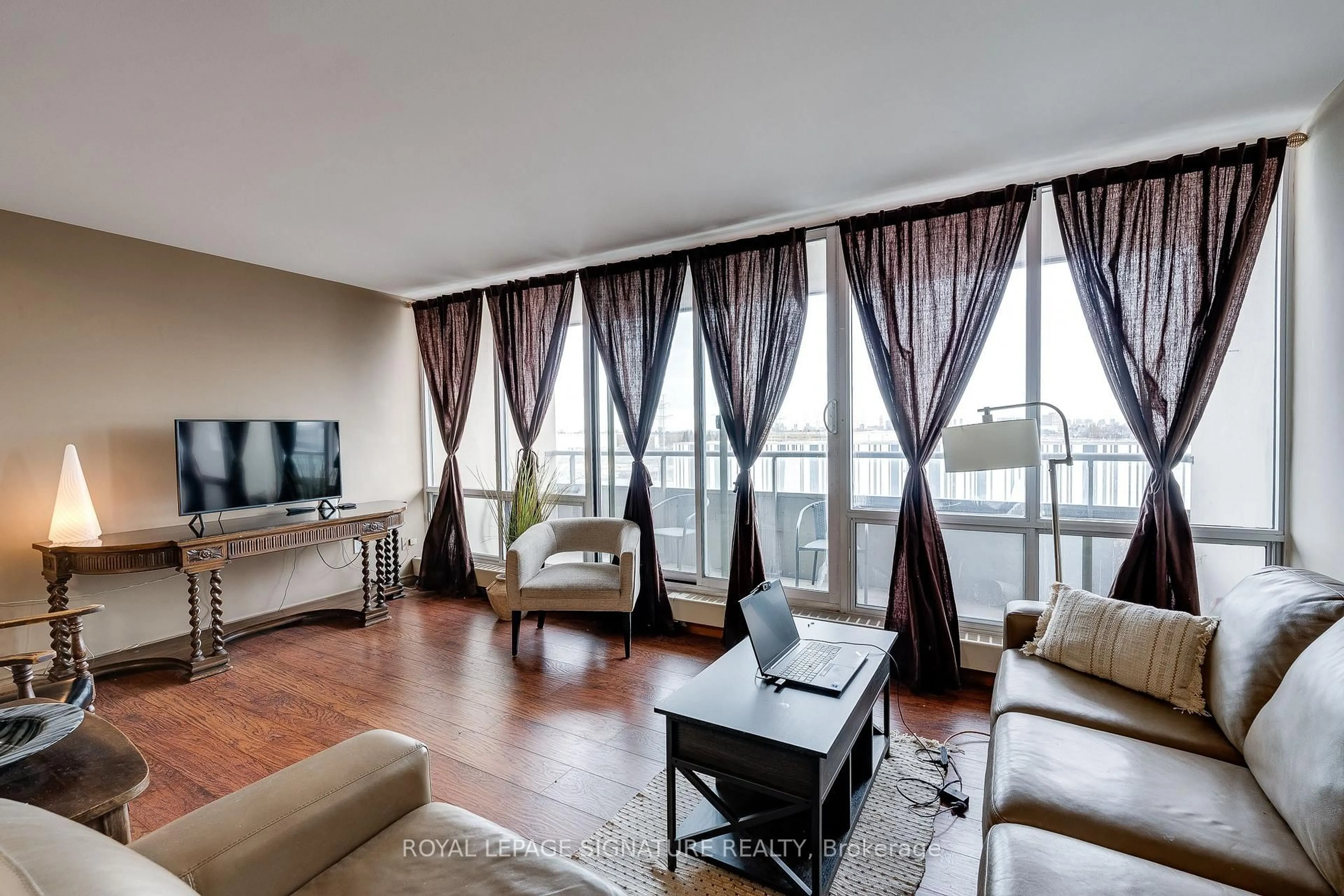 Living room with furniture, wood/laminate floor for 1 Four Winds Dr #611, Toronto Ontario M3J 2T1