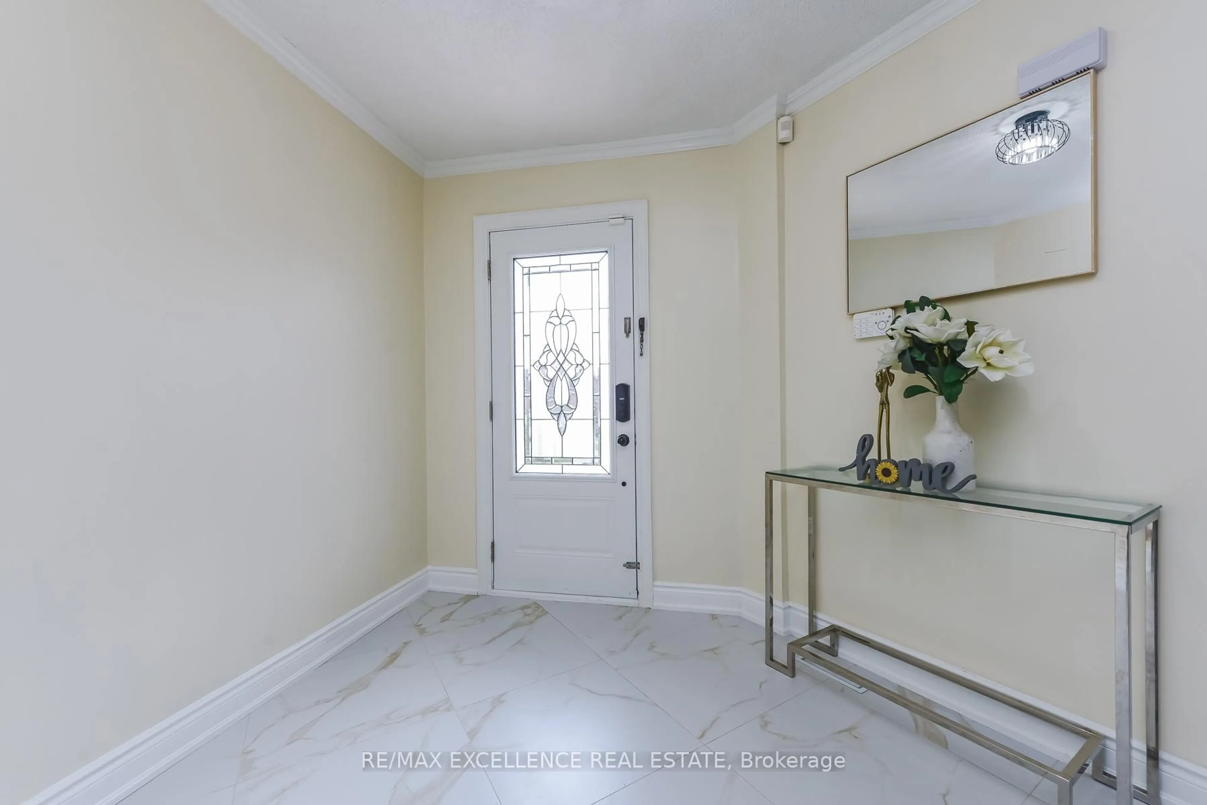 Indoor entryway for 89 Castlehill Rd, Brampton Ontario L6X 4C3