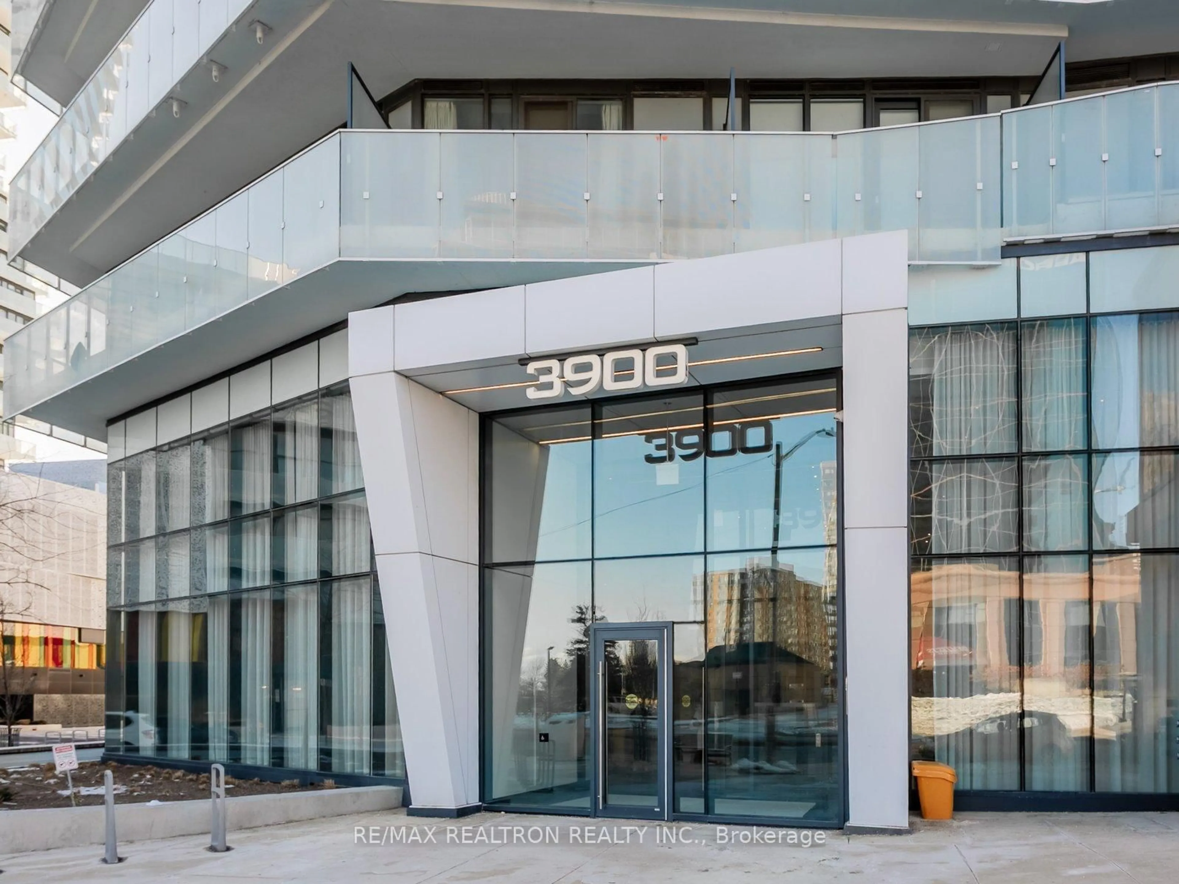 Indoor foyer for 3900 Confederation Pkwy #1612, Mississauga Ontario L5B 0M3