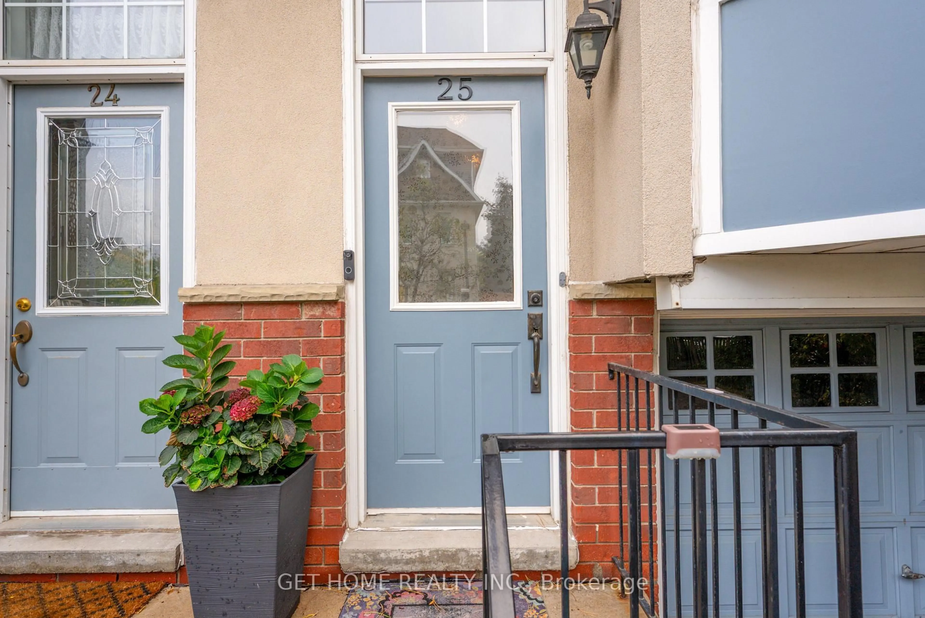 Indoor entryway for 840 Dundas St #25, Mississauga Ontario L5C 1C2