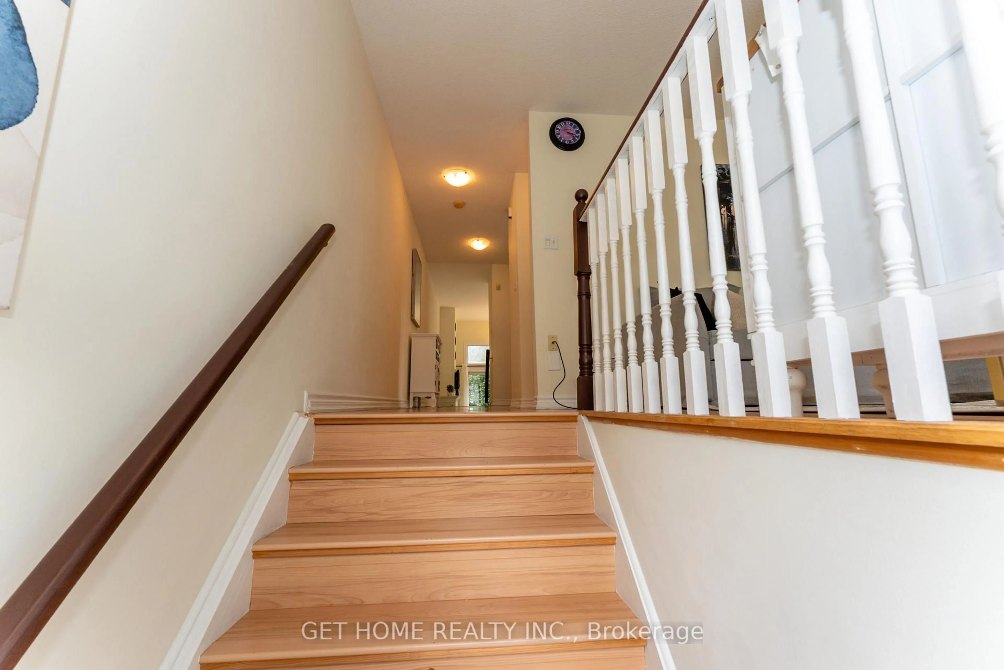 Indoor foyer for 840 Dundas St #25, Mississauga Ontario L5C 1C2