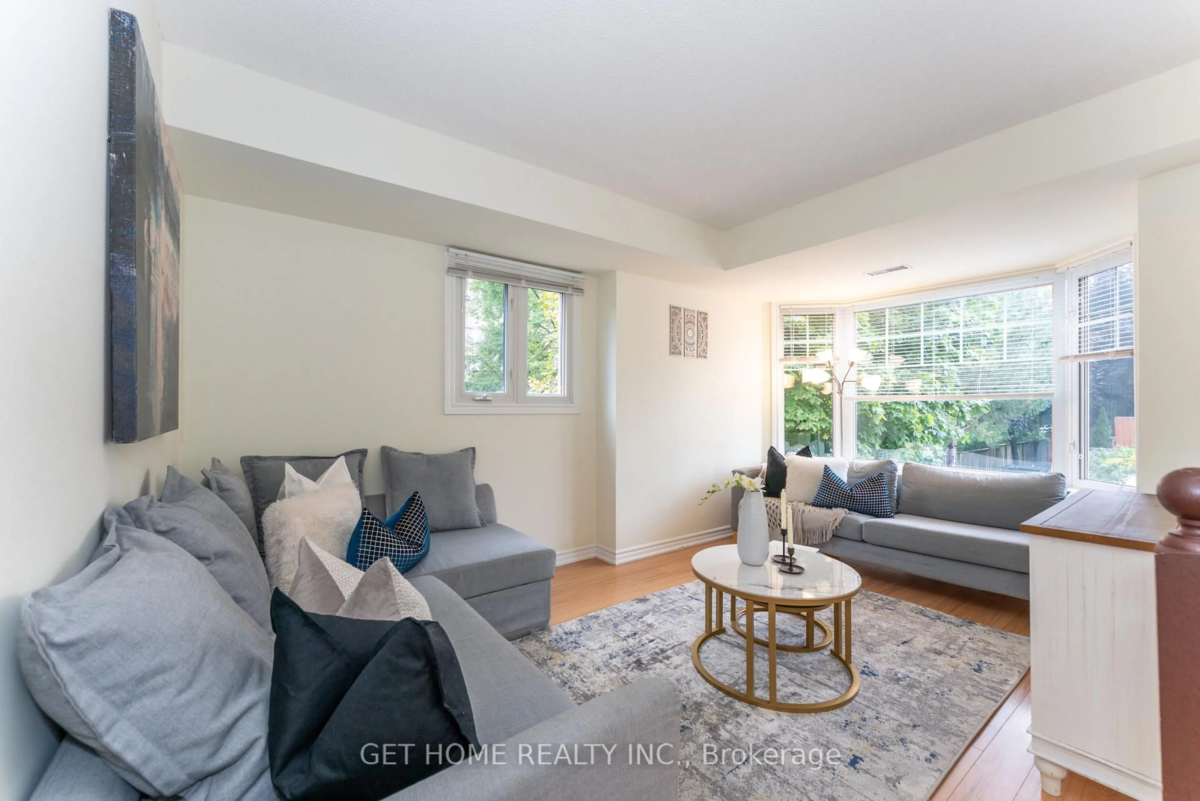 Living room with furniture, unknown for 840 Dundas St #25, Mississauga Ontario L5C 1C2