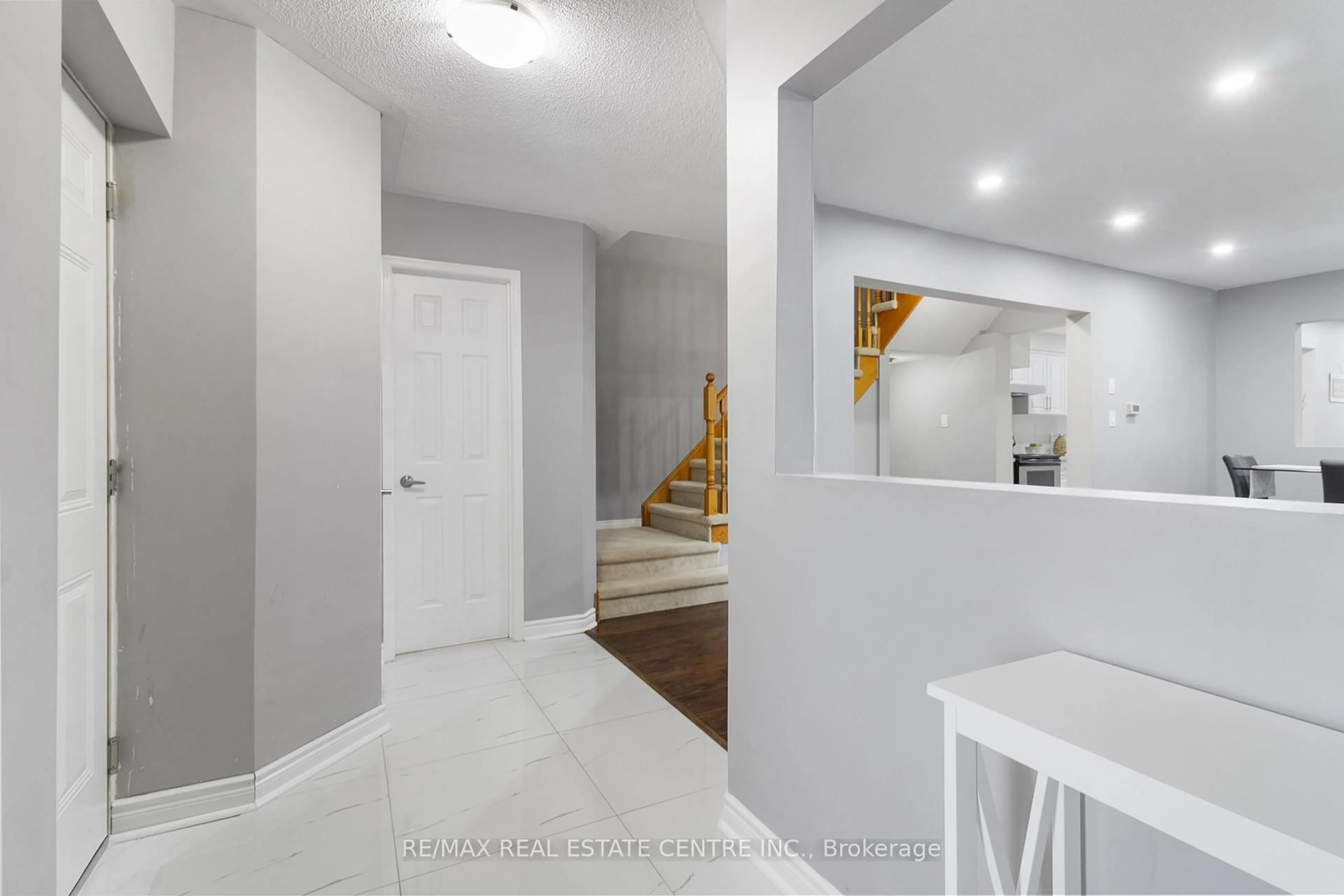 Indoor entryway for 334 Perry Rd, Orangeville Ontario L9W 4Z1