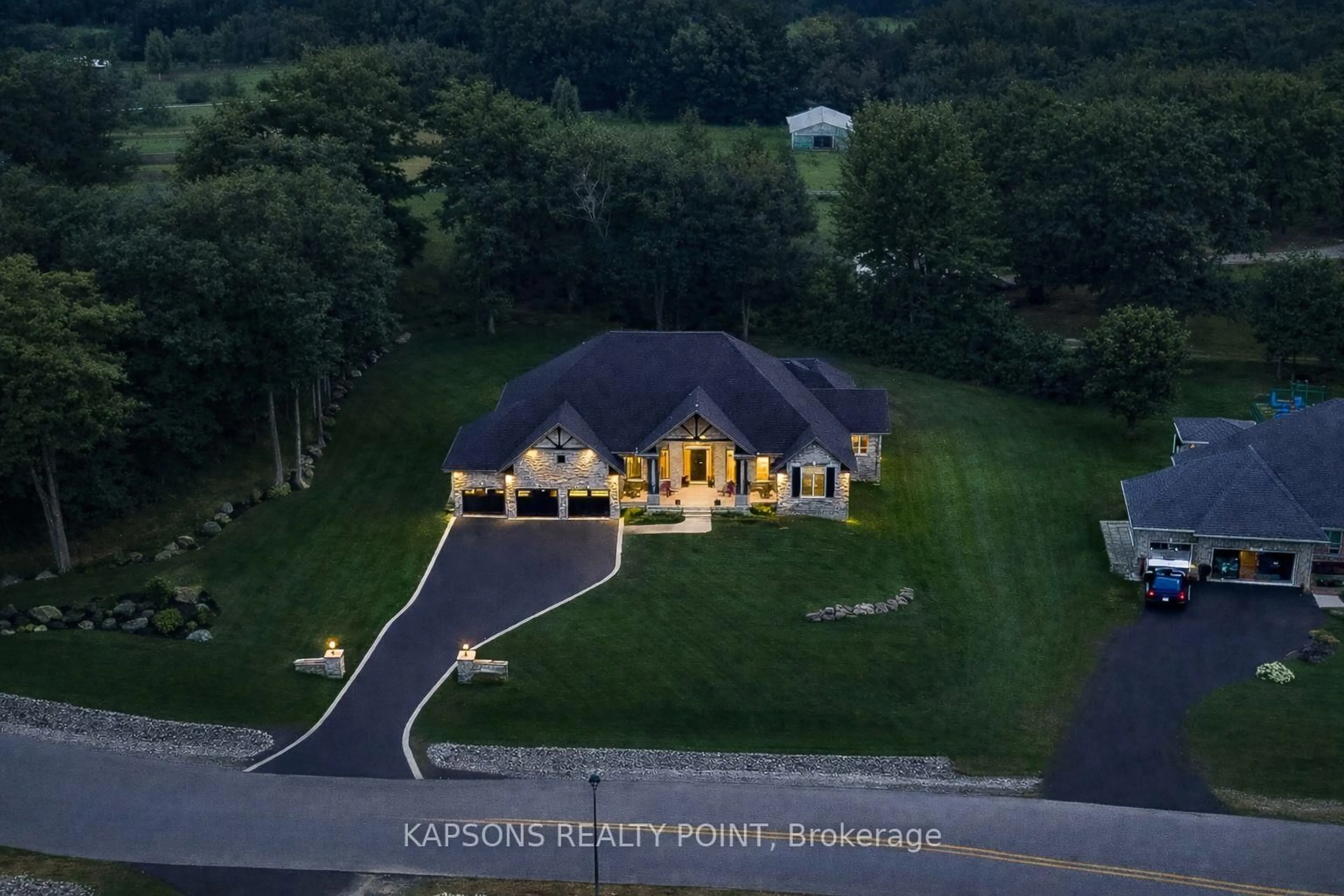 A pic from outside/outdoor area/front of a property/back of a property/a pic from drone, unknown for 150 Stokes Tr, Milton Ontario L0P 1B0