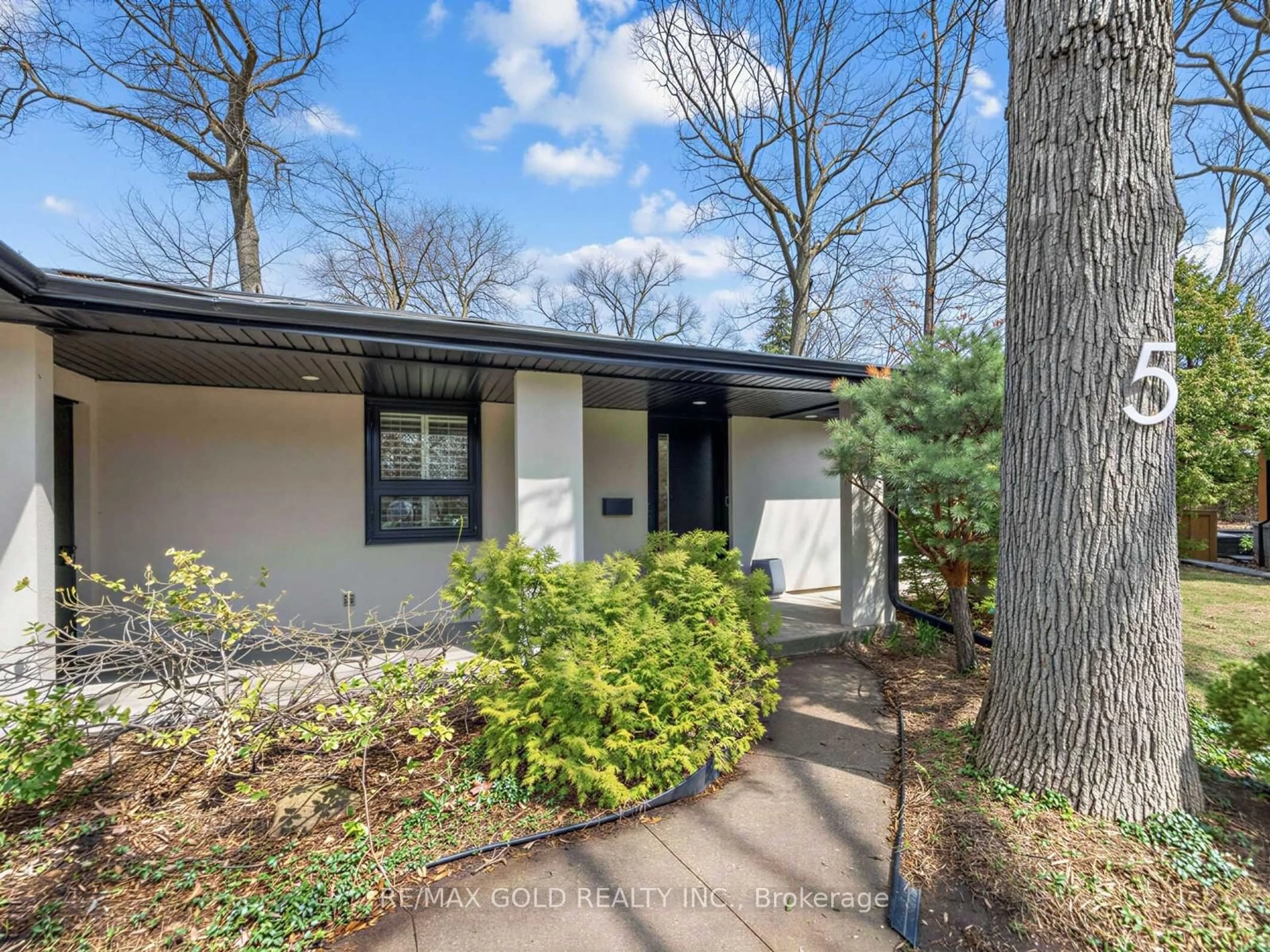 Home with vinyl exterior material, street for 5 Crediton Crt, Toronto Ontario M9B 3B9