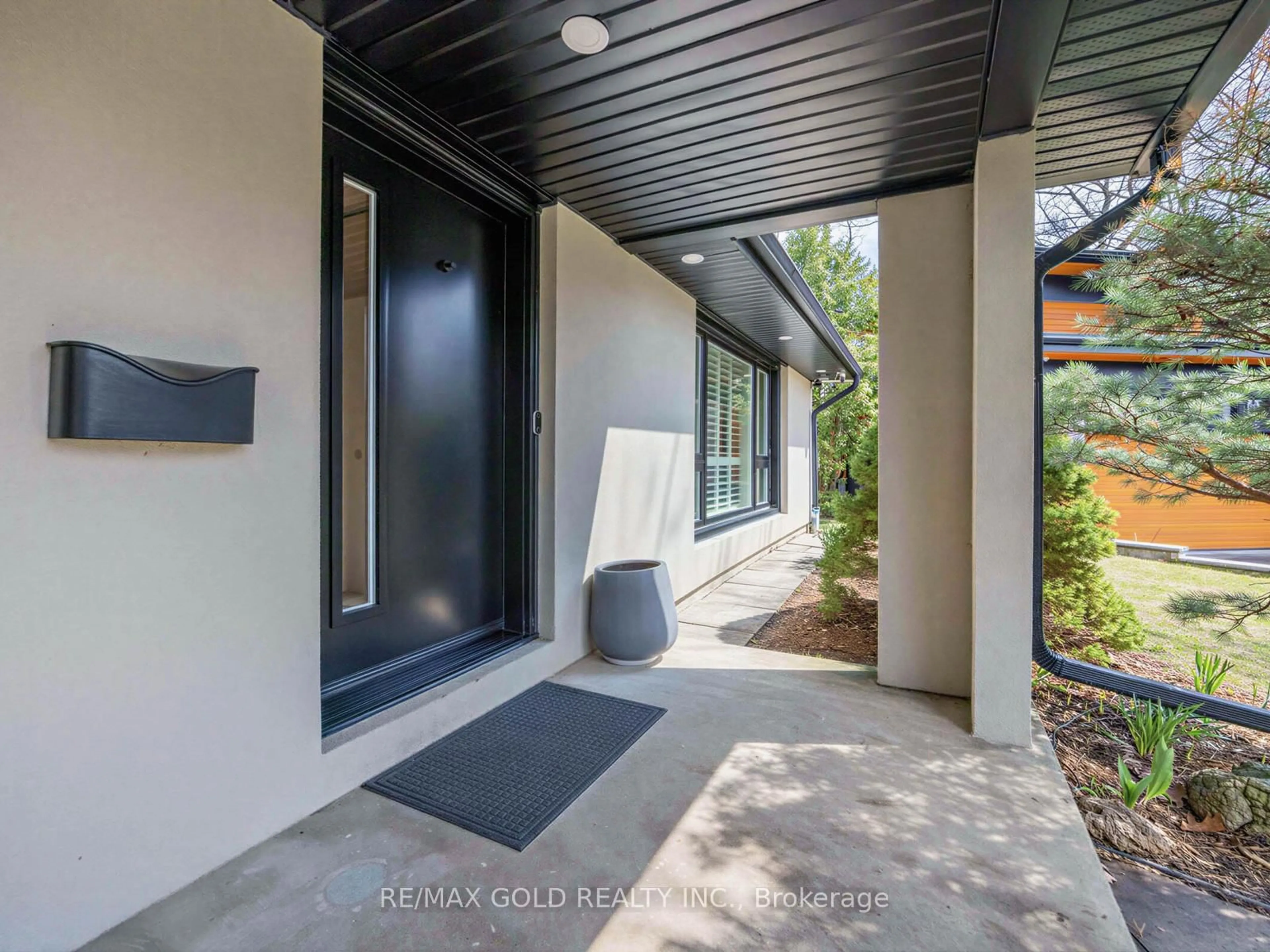 Indoor entryway for 5 Crediton Crt, Toronto Ontario M9B 3B9