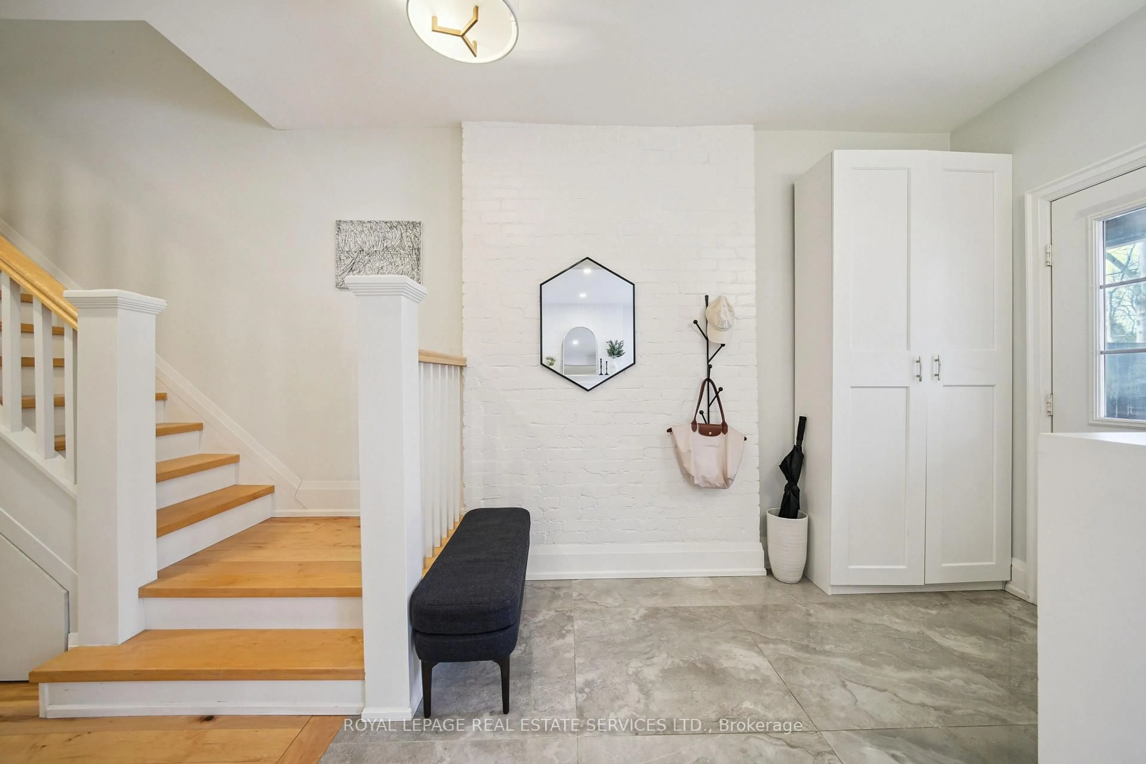 Indoor entryway for 29 Parkside Dr, Toronto Ontario M6R 2Y7