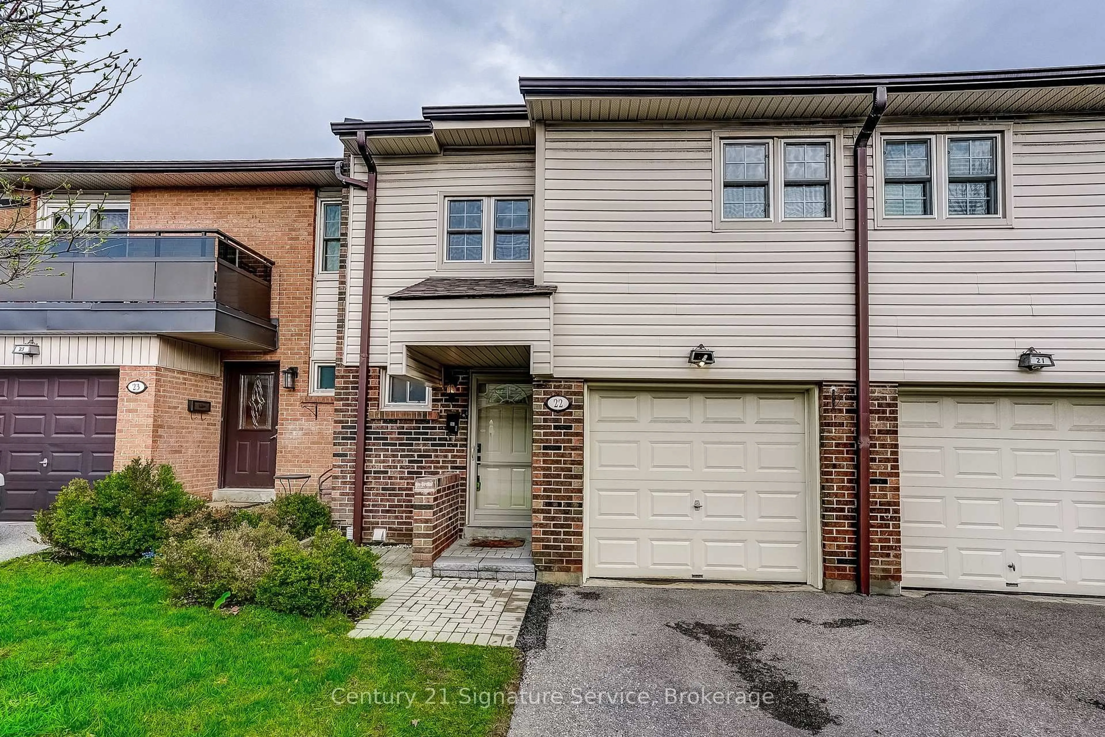 Home with brick exterior material, street for 2120 Rathburn Rd #22, Mississauga Ontario L4W 2S8