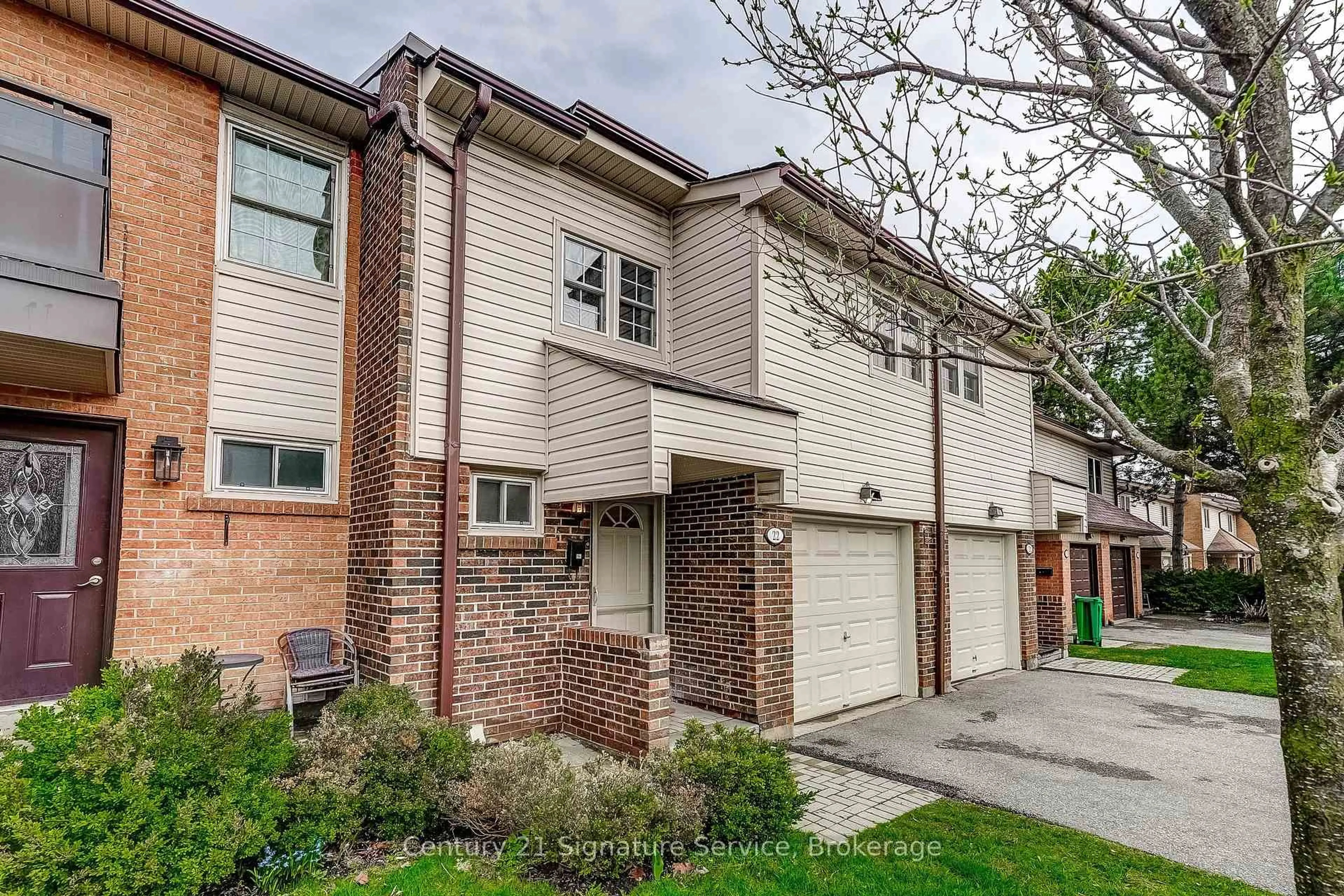 Home with brick exterior material, street for 2120 Rathburn Rd #22, Mississauga Ontario L4W 2S8