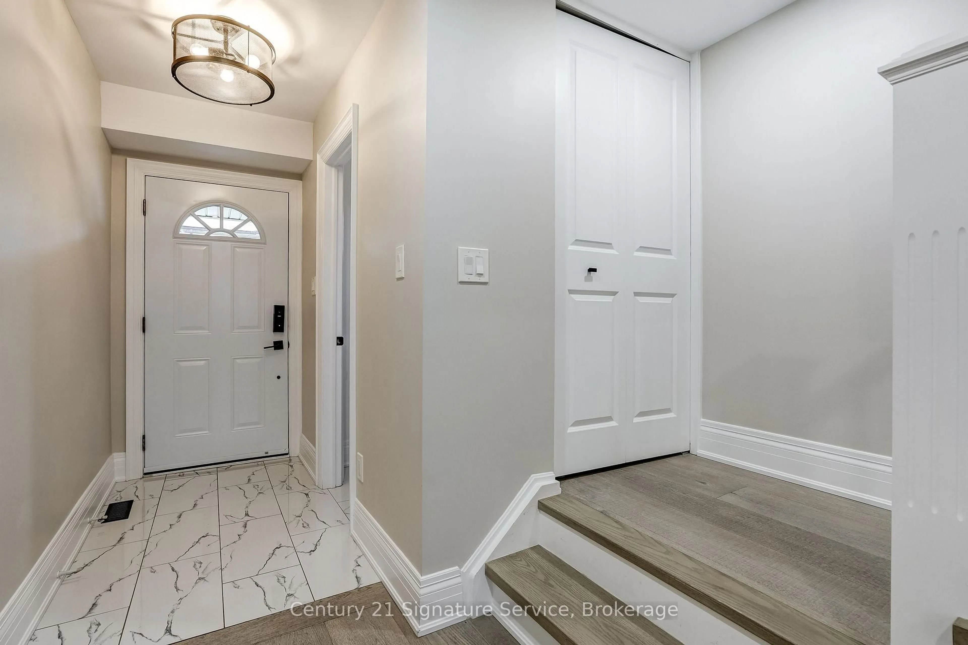 Indoor entryway for 2120 Rathburn Rd #22, Mississauga Ontario L4W 2S8