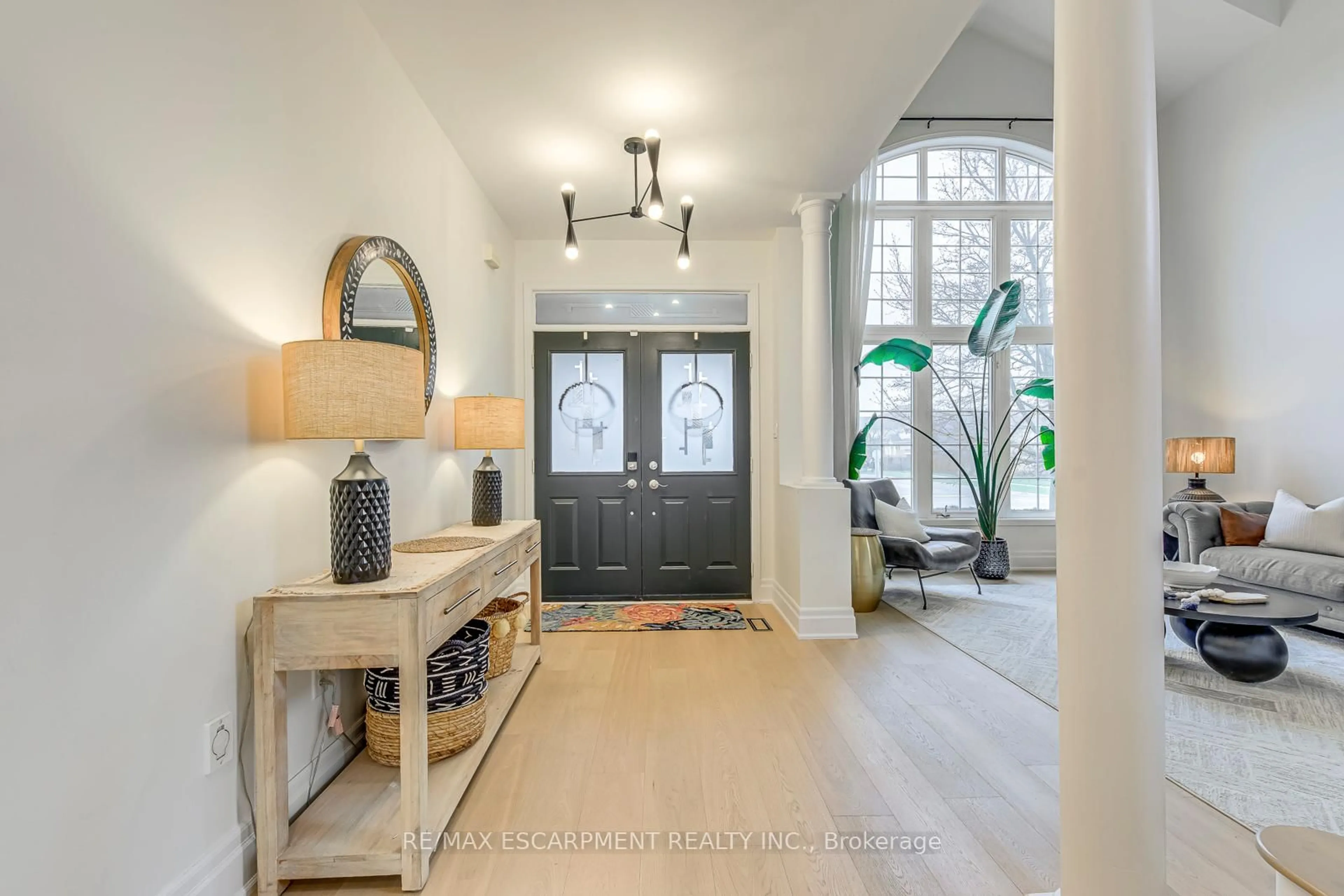 Indoor entryway for 4267 Sarazen Dr, Burlington Ontario L7M 4Z2