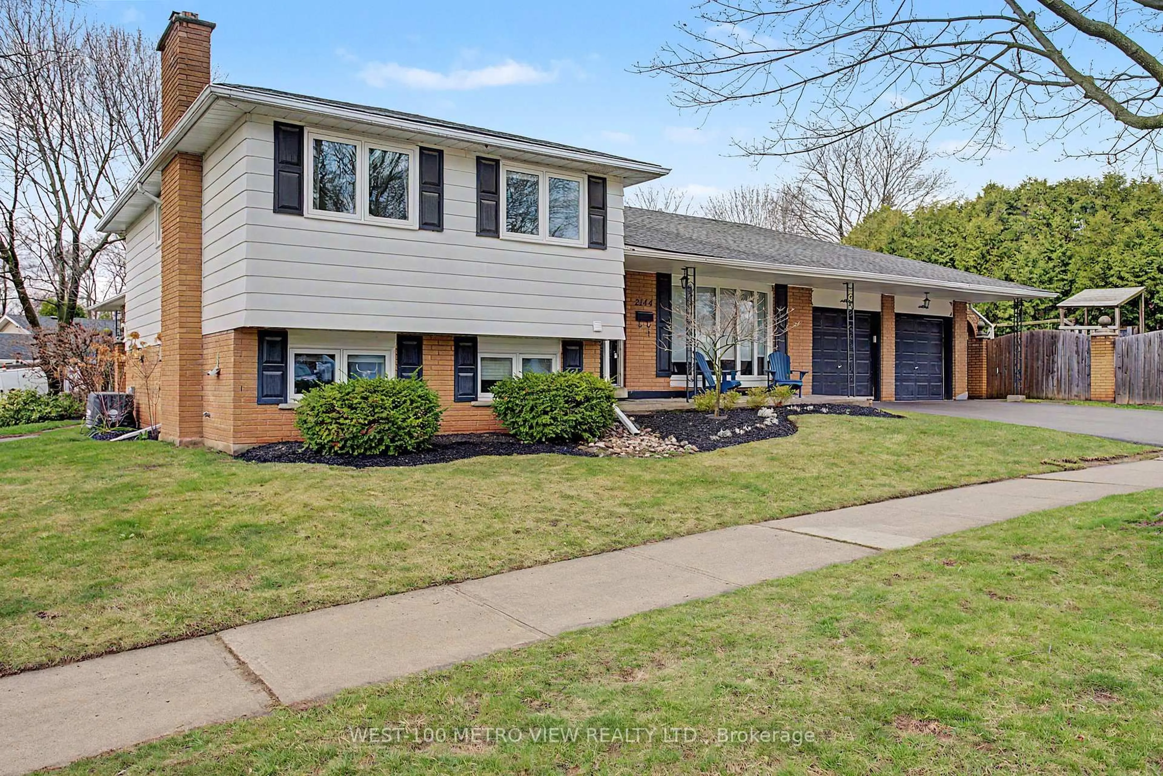 Home with brick exterior material, street for 2144 Sandringham Dr, Burlington Ontario L7P 1T9