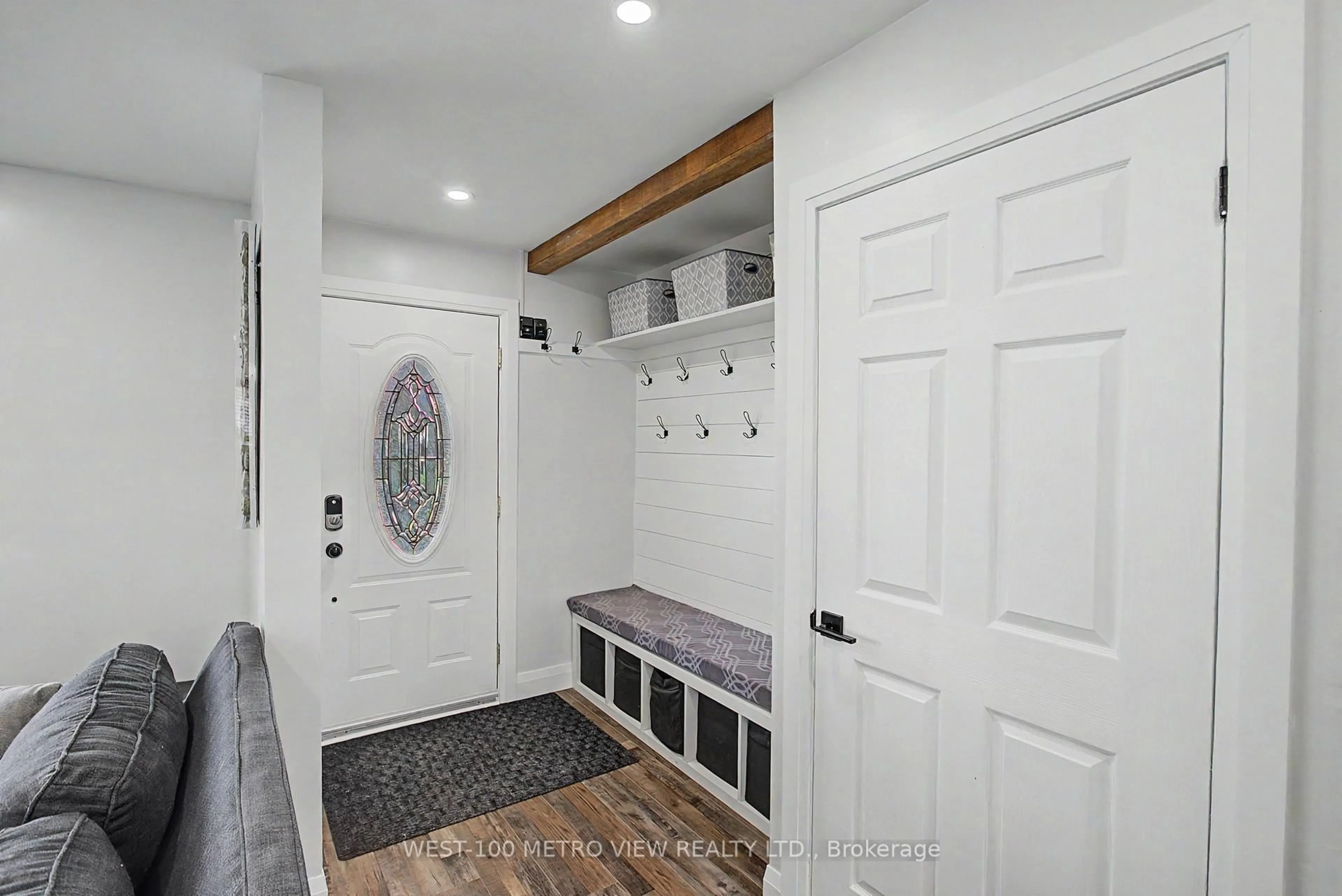 Indoor entryway for 2144 Sandringham Dr, Burlington Ontario L7P 1T9