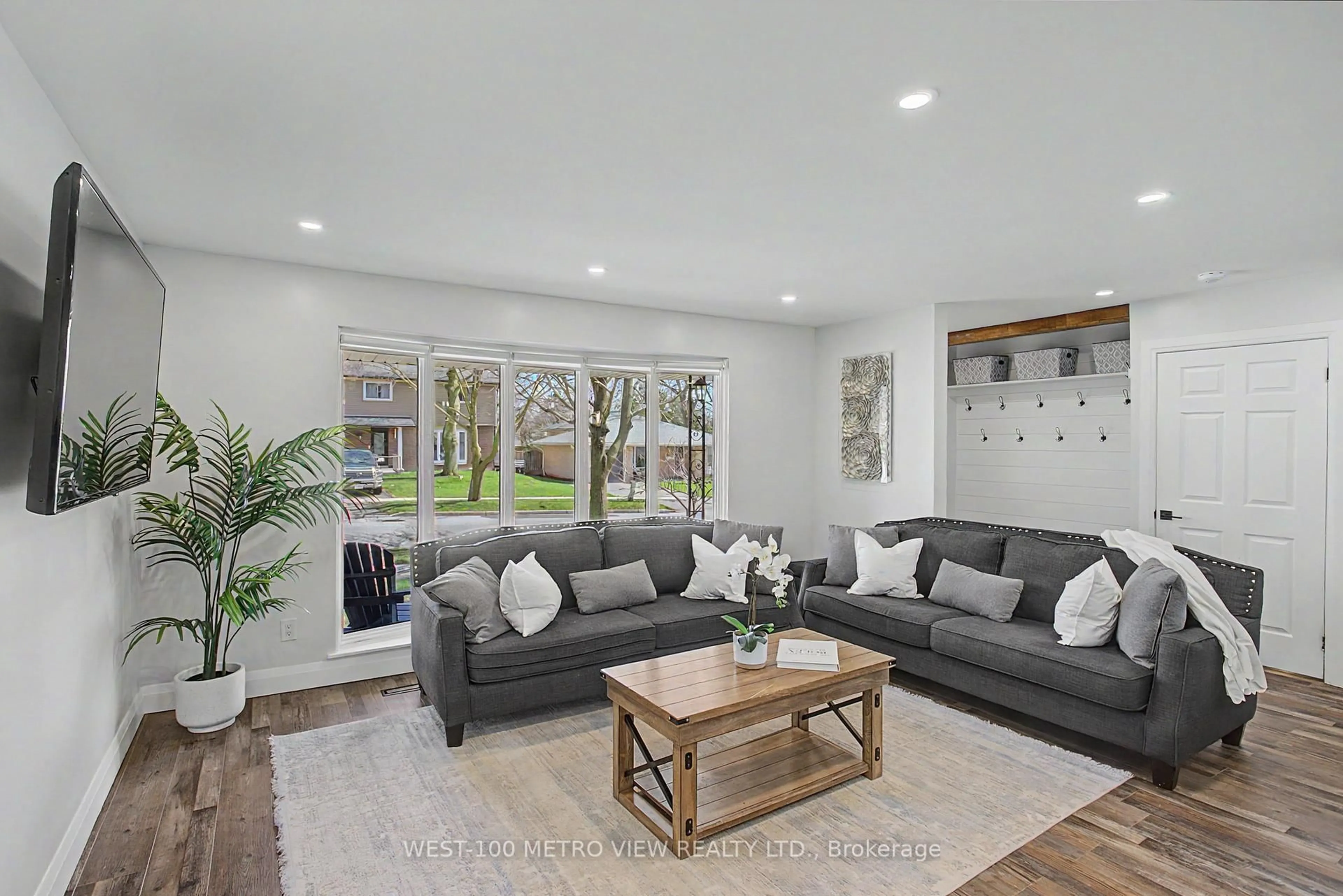 Living room with furniture, unknown for 2144 Sandringham Dr, Burlington Ontario L7P 1T9