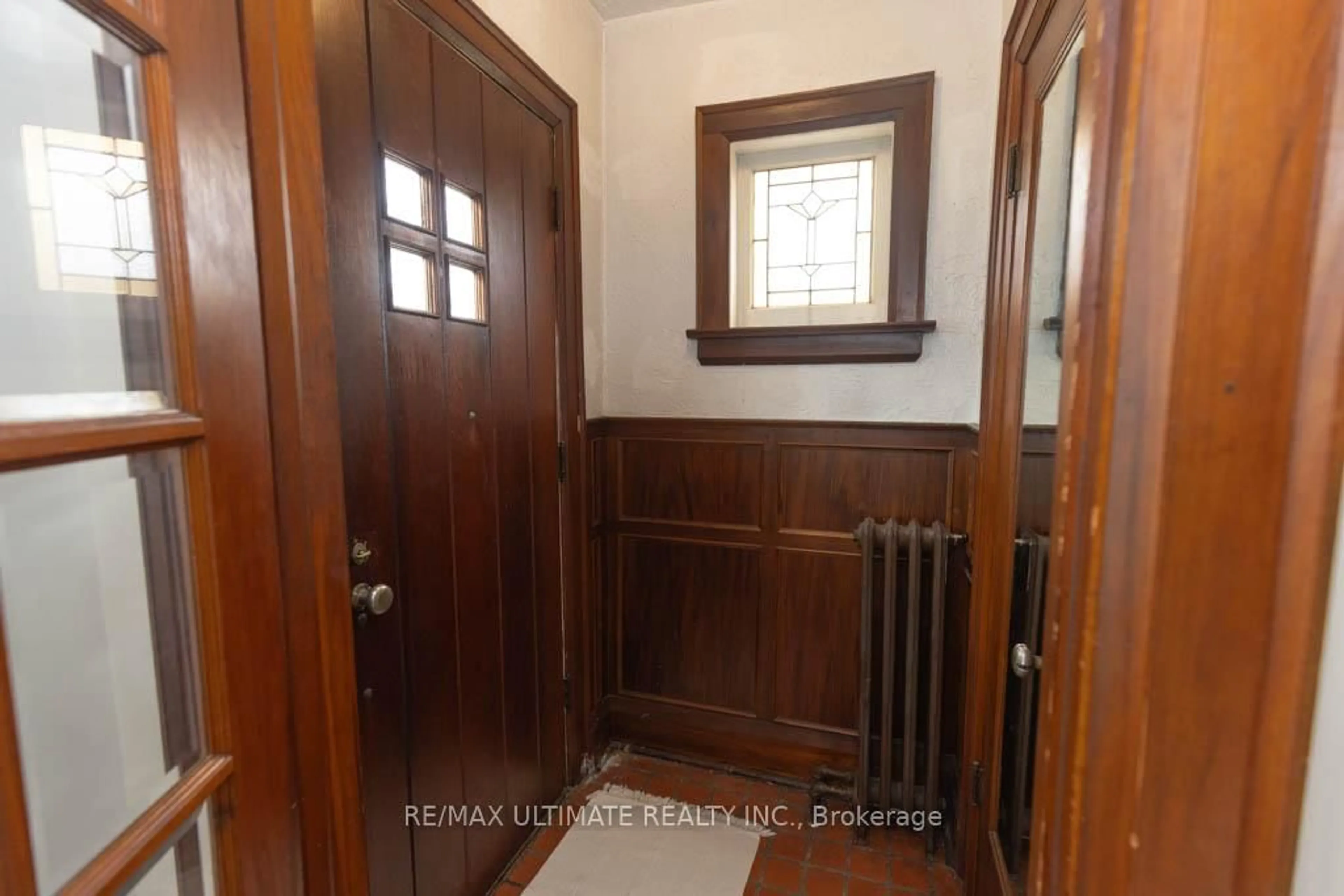 Indoor entryway for 41 Thirty Third St, Toronto Ontario M8W 3H2