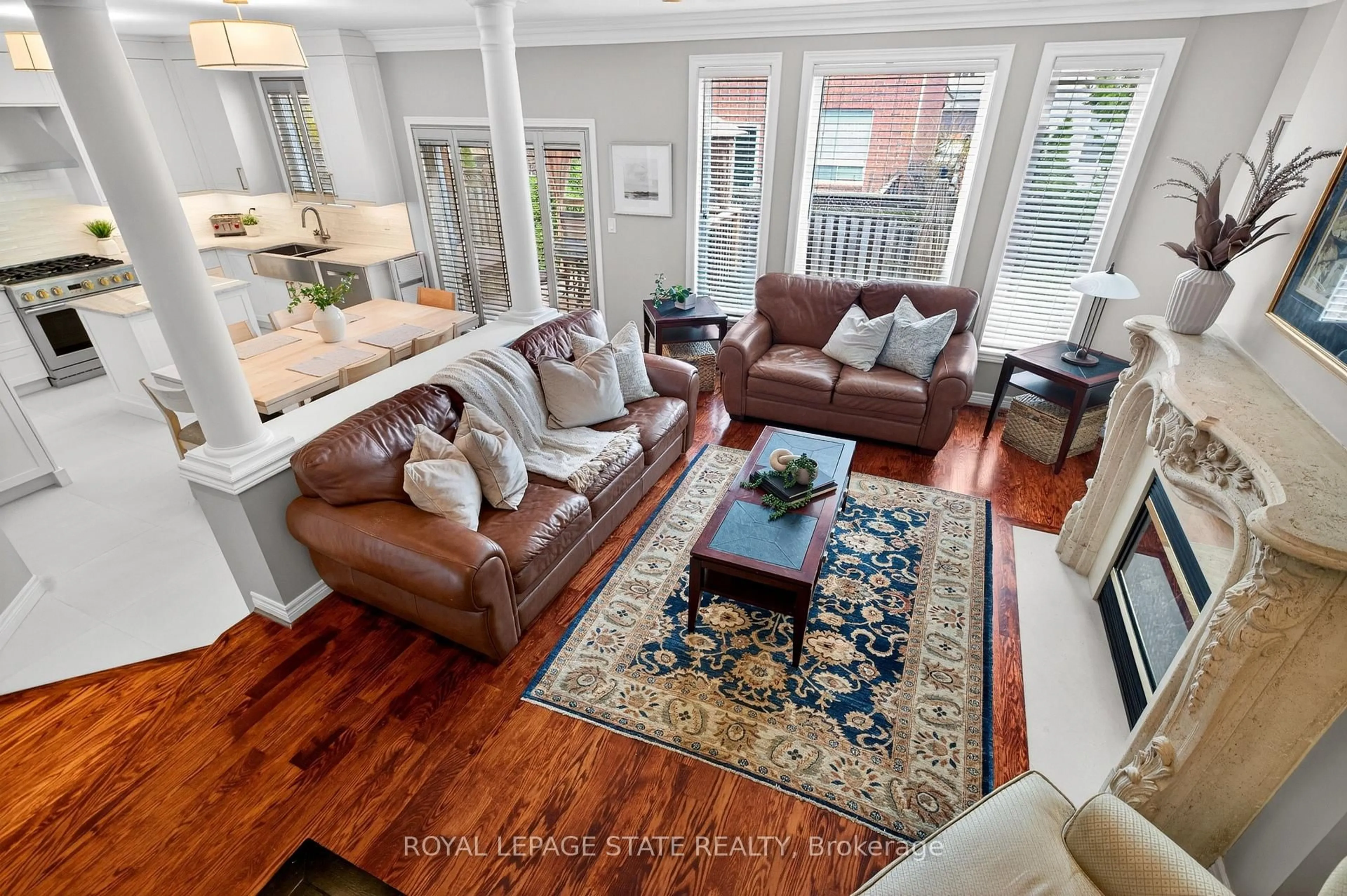 Living room with furniture, unknown for 2261 Grouse Lane, Oakville Ontario L6M 3Z8