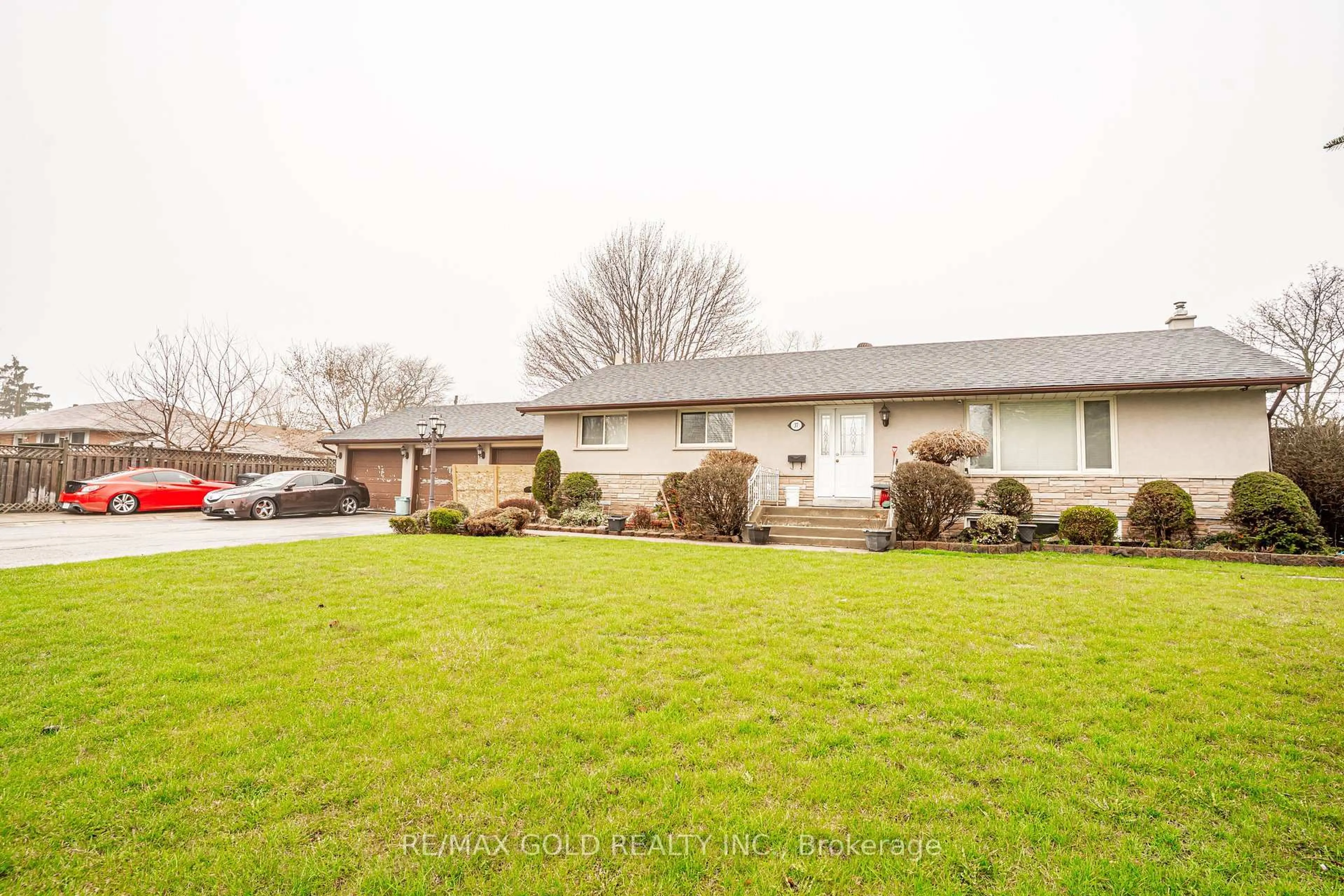 Unknown for 37 Carlyle Cres, Brampton Ontario L6W 2Y9