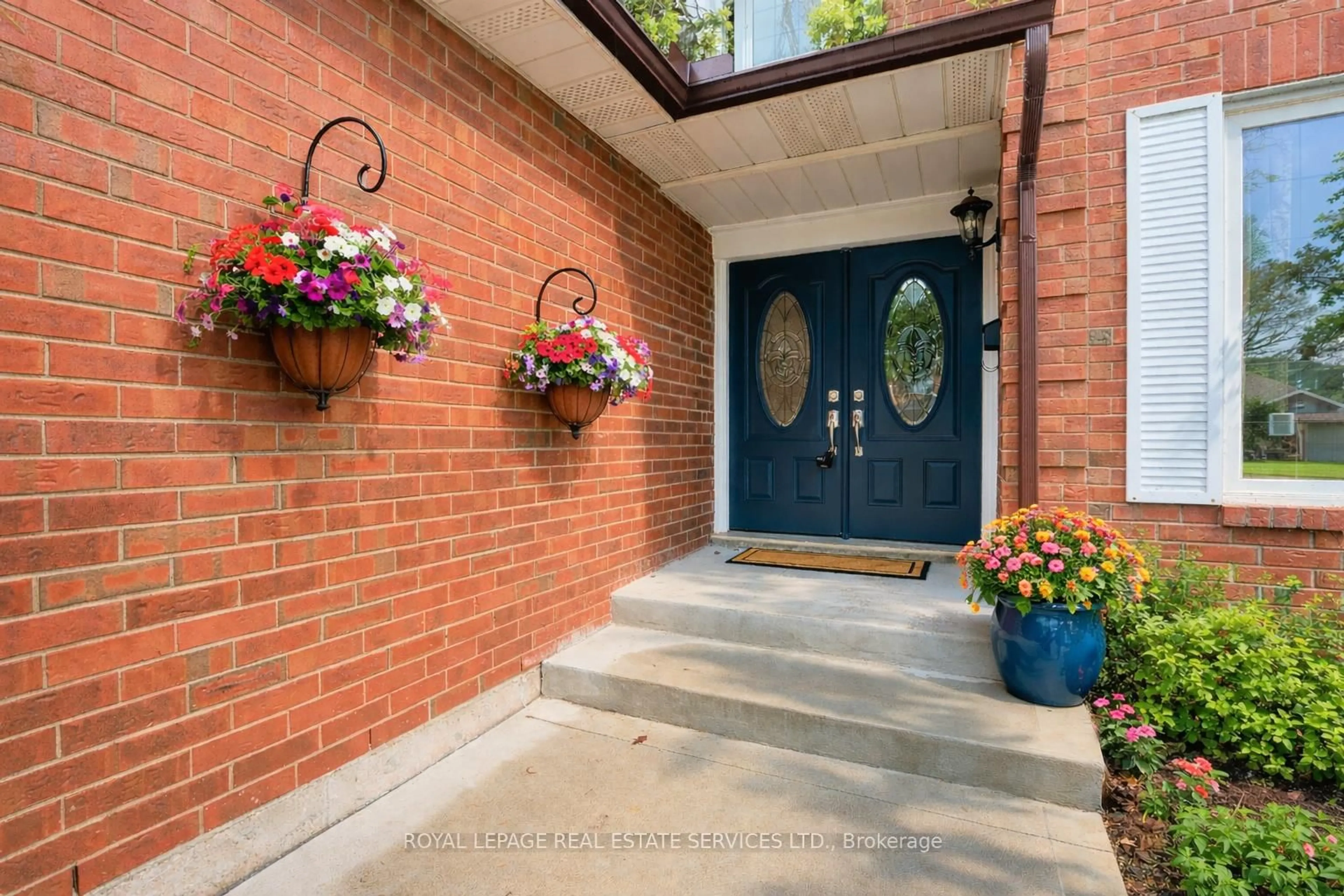 Indoor entryway for 2071 Pen St, Oakville Ontario L6H 3L2