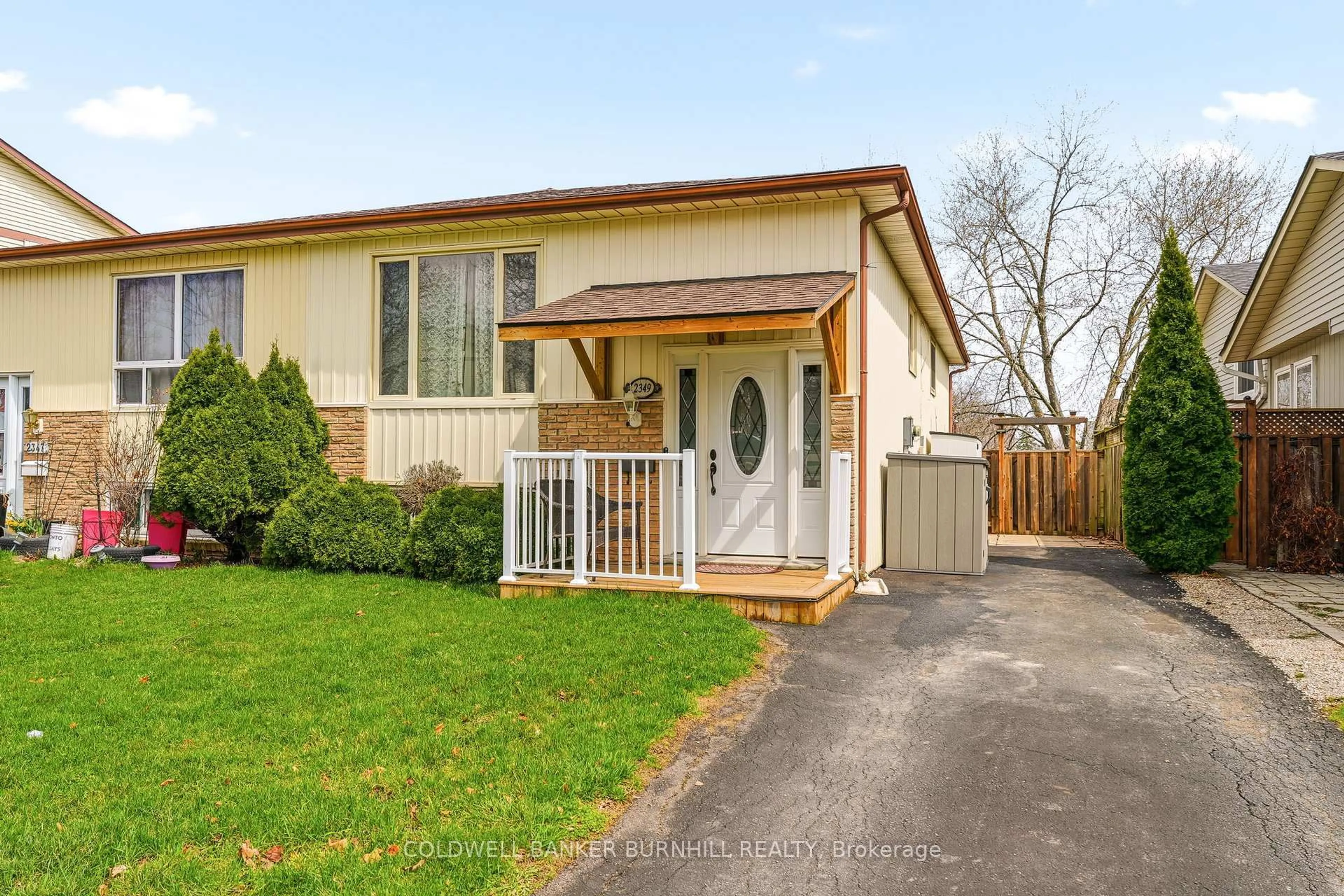 Home with vinyl exterior material, street for 2349 Middlesmoor Cres, Burlington Ontario L7P 3X4