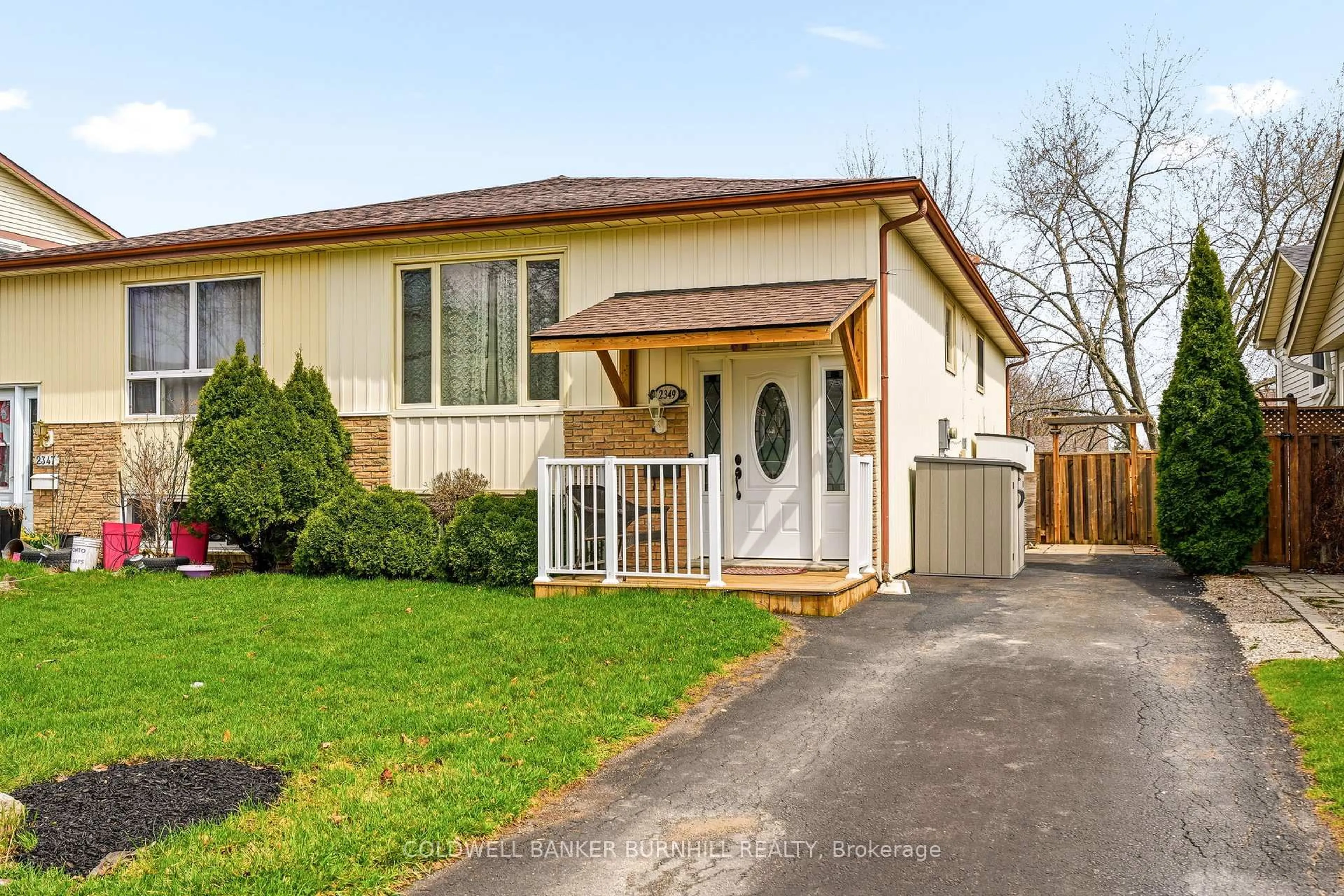 Home with vinyl exterior material, street for 2349 Middlesmoor Cres, Burlington Ontario L7P 3X4