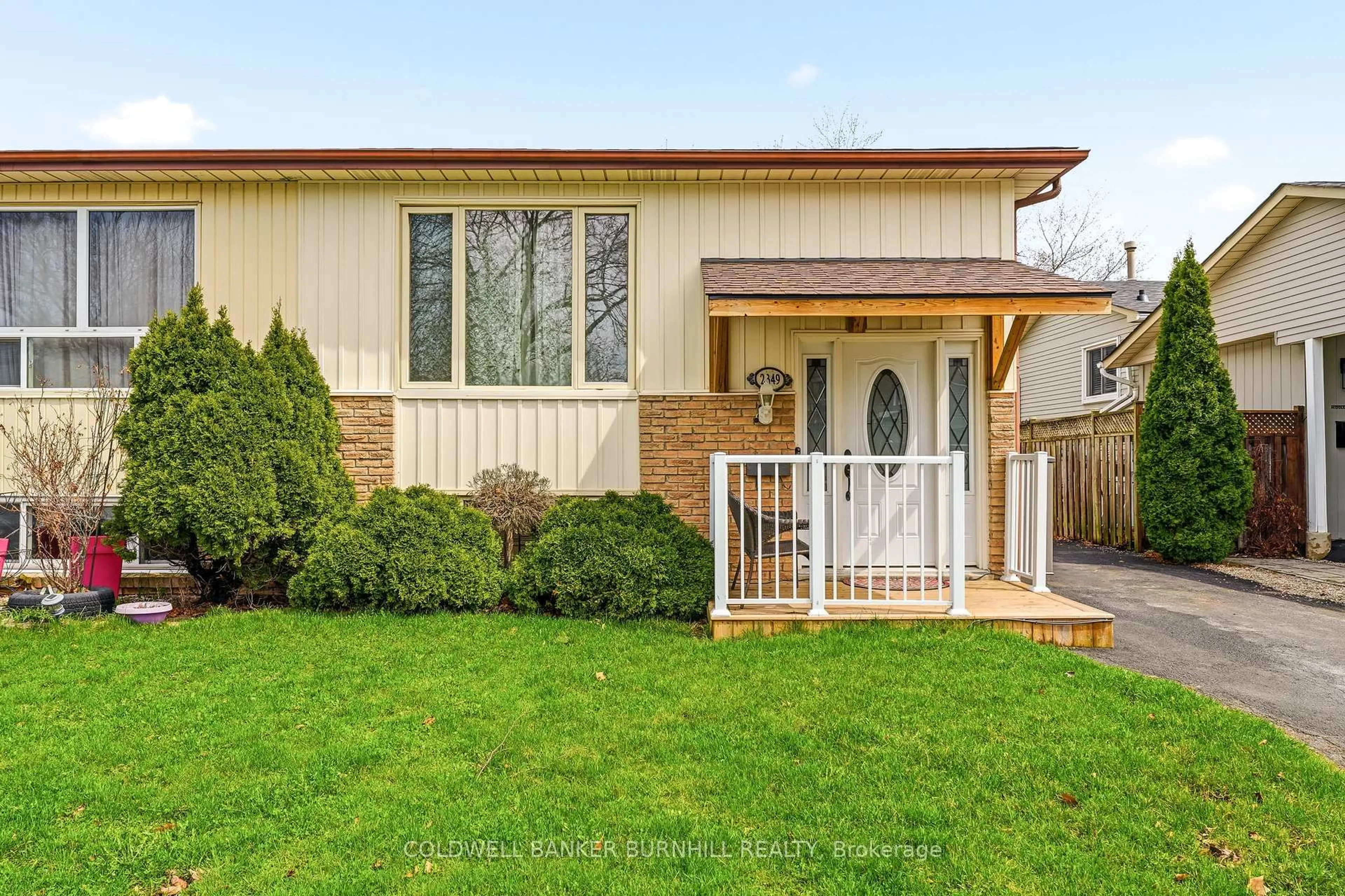 Home with vinyl exterior material, street for 2349 Middlesmoor Cres, Burlington Ontario L7P 3X4