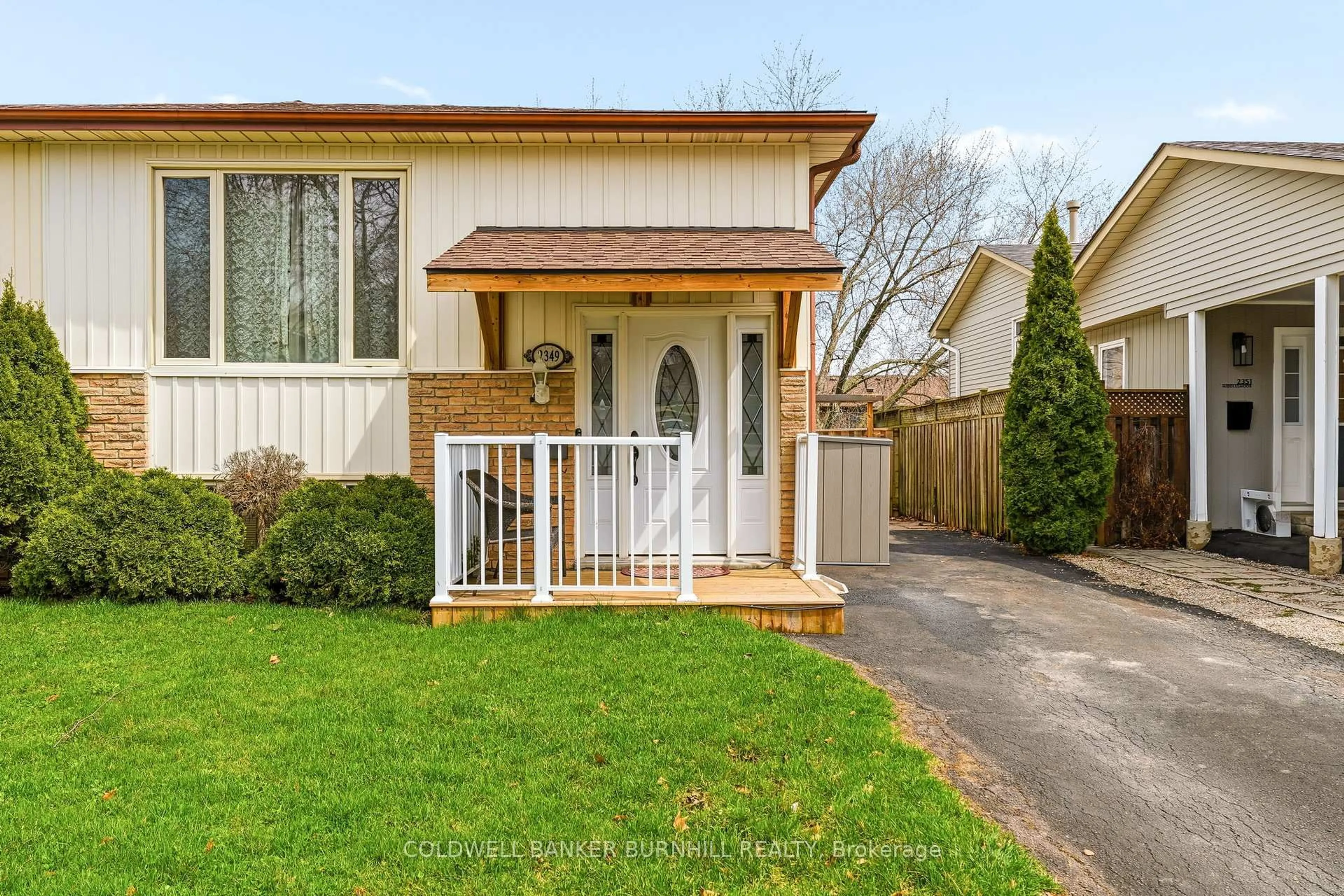 Home with vinyl exterior material, street for 2349 Middlesmoor Cres, Burlington Ontario L7P 3X4