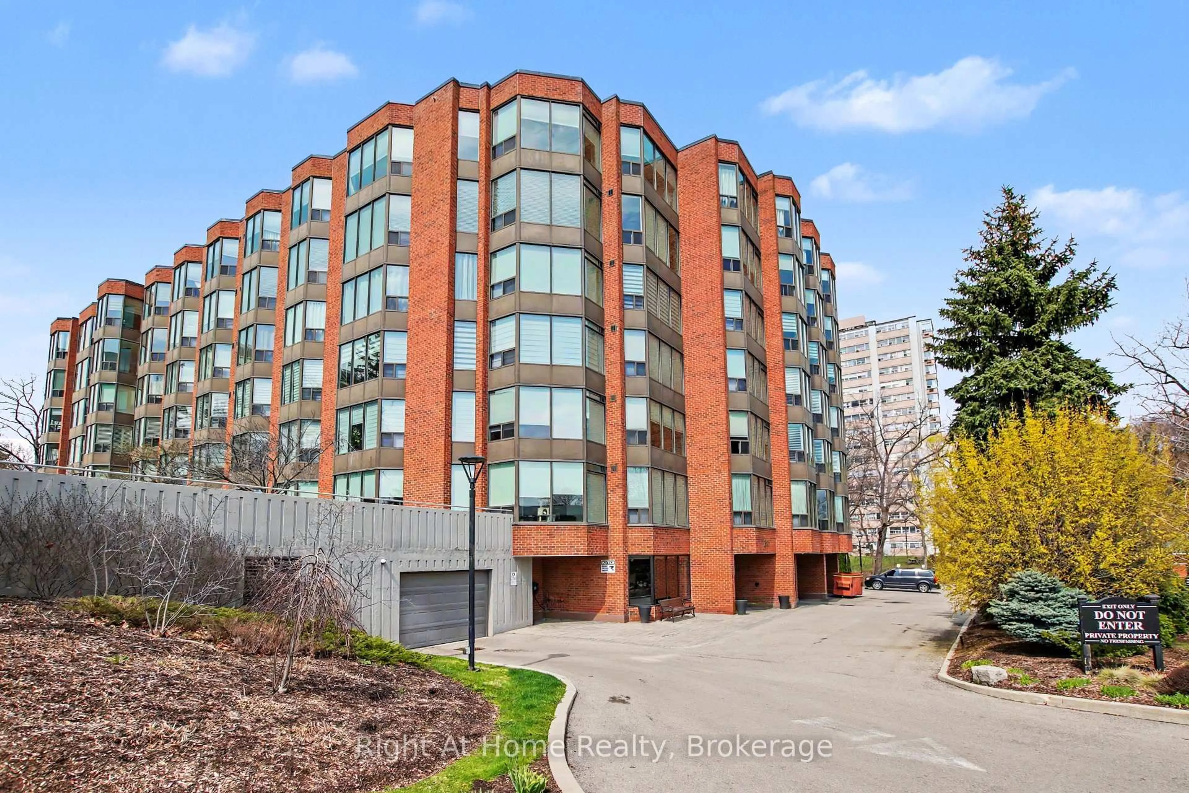 Unknown for 2121 Lakeshore Rd #405, Burlington Ontario L7R 1C9
