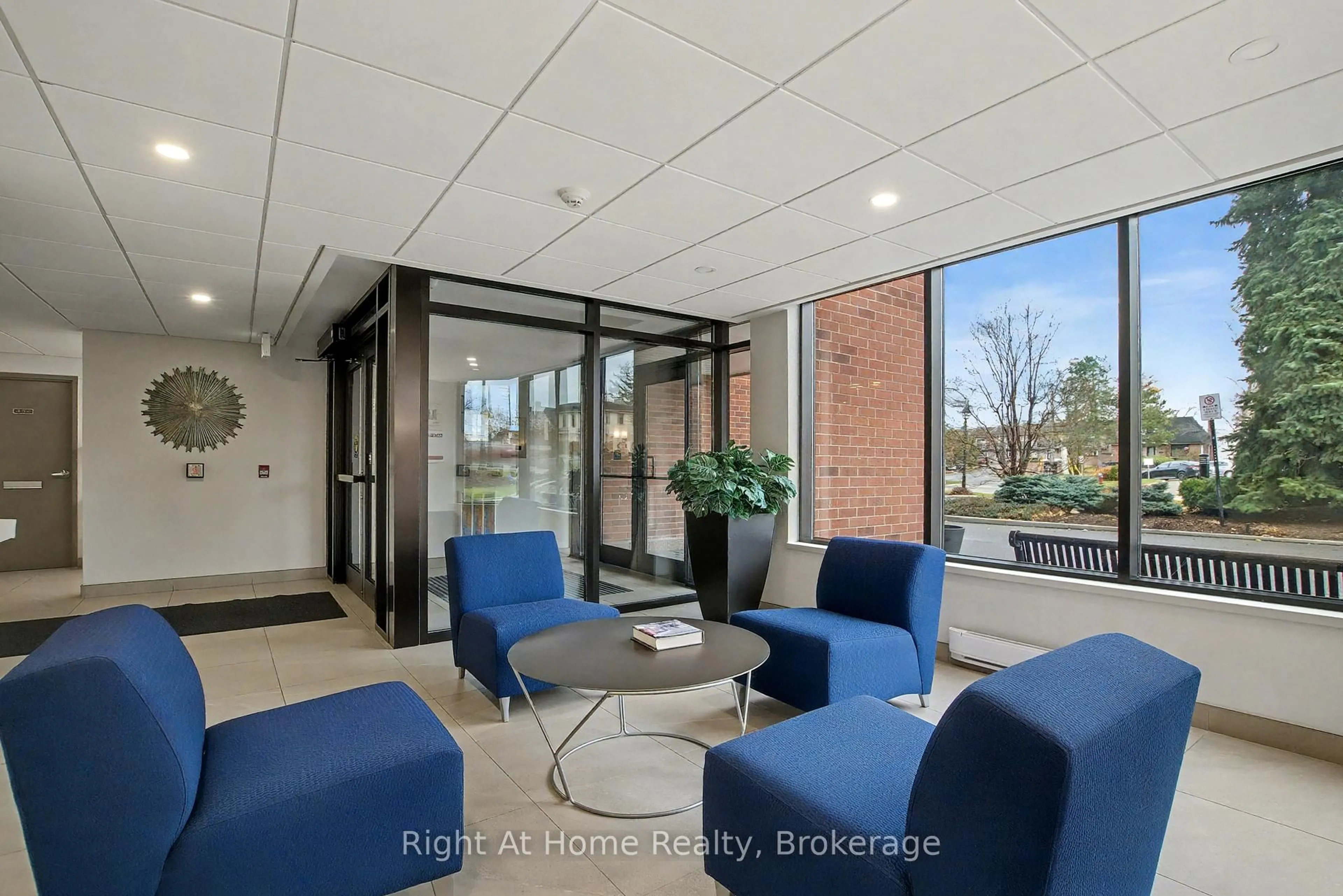 Indoor foyer for 2121 Lakeshore Rd #405, Burlington Ontario L7R 1C9