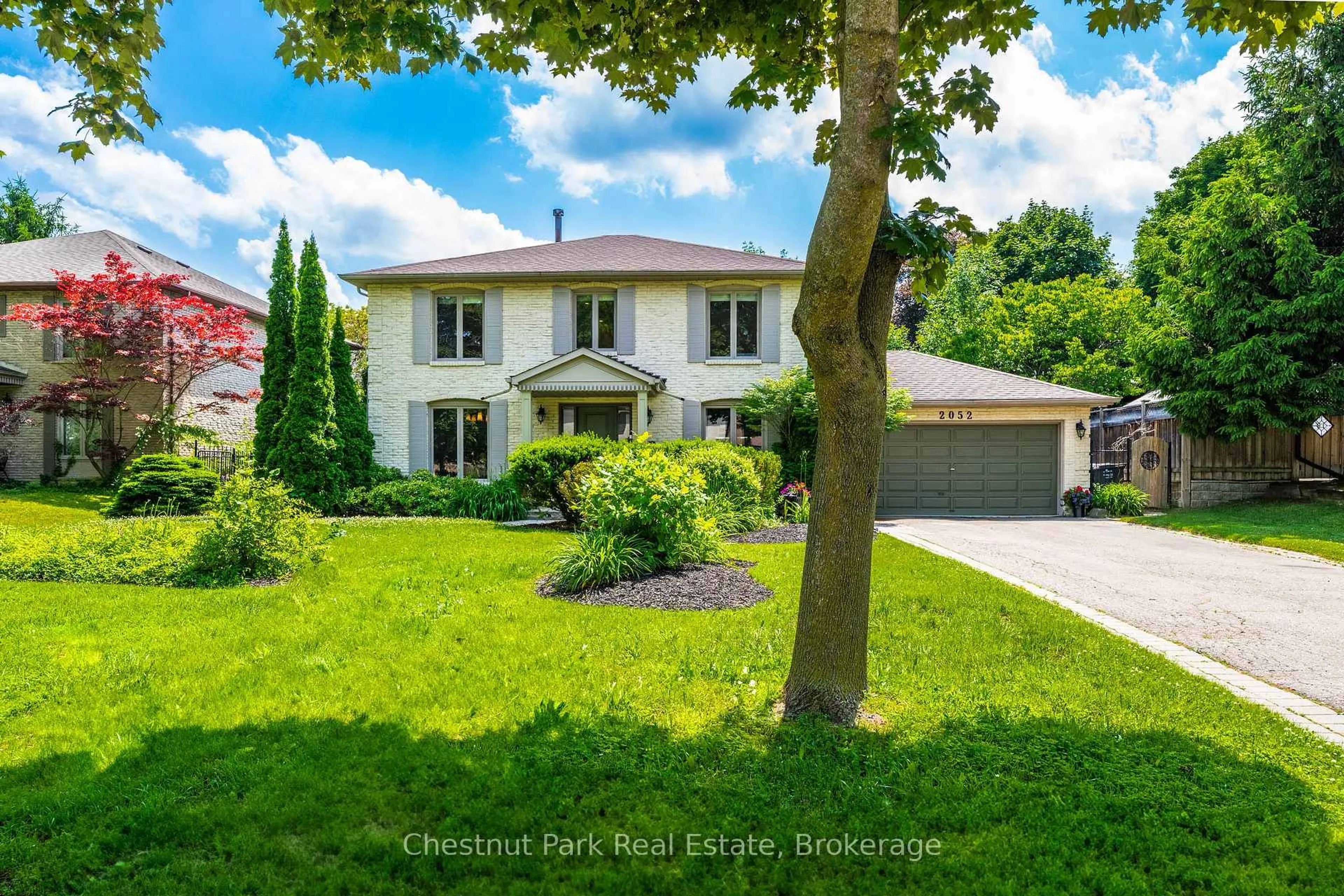 A pic from outside/outdoor area/front of a property/back of a property/a pic from drone, street for 2052 Chippewa Tr, Mississauga Ontario L5H 3V7