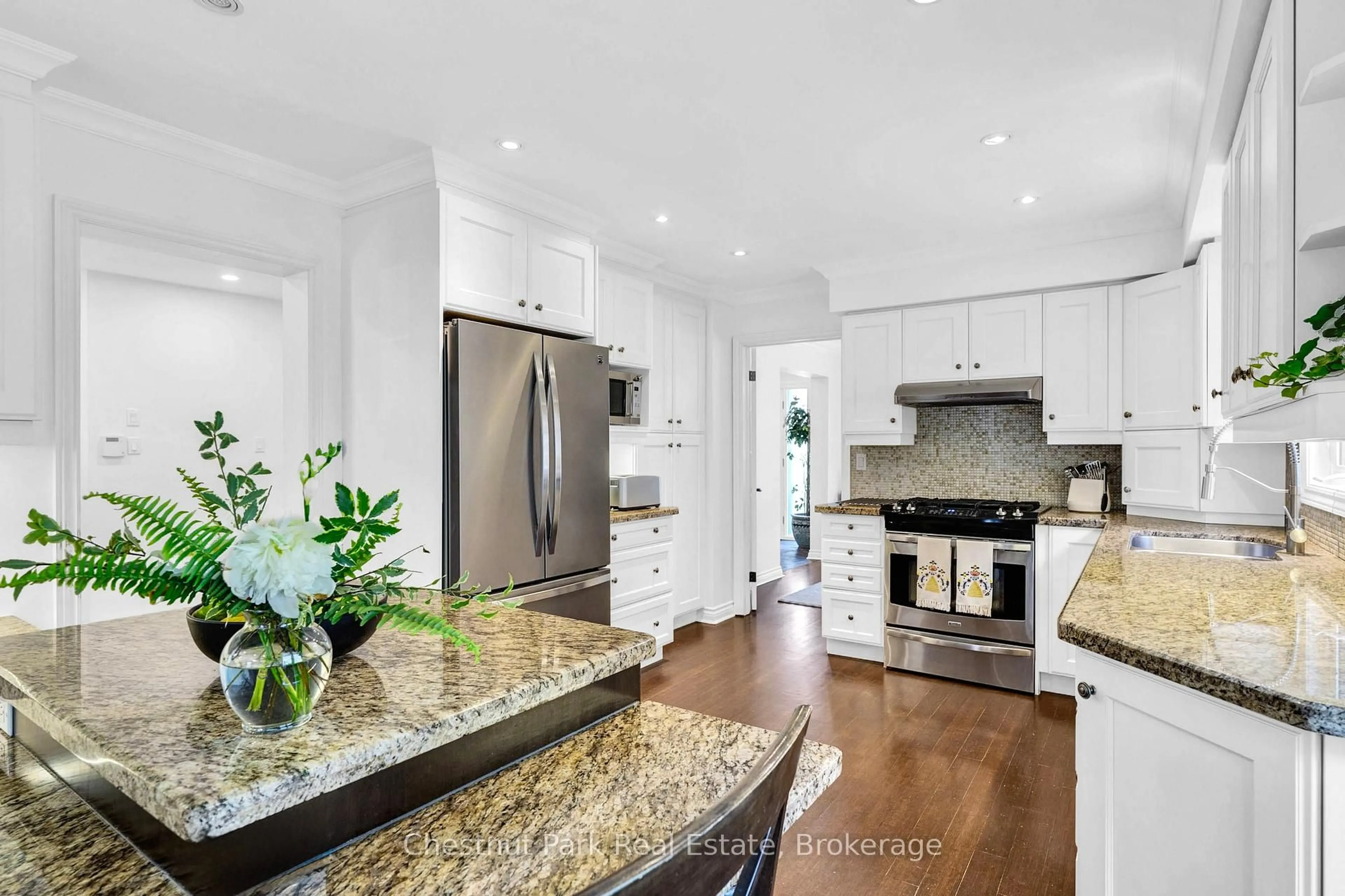 Open concept kitchen, ceramic/tile floor for 2052 Chippewa Tr, Mississauga Ontario L5H 3V7