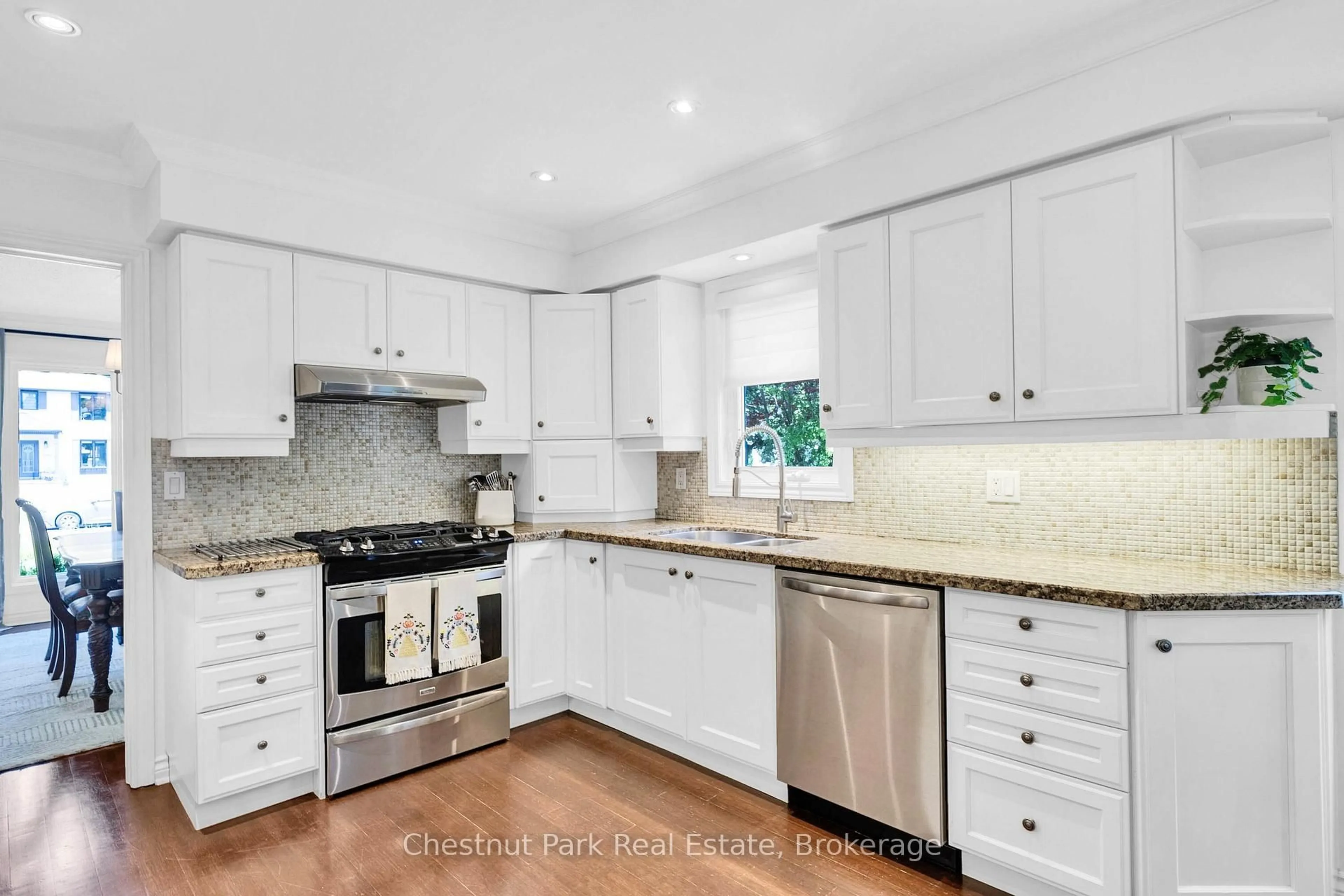 Open concept kitchen, ceramic/tile floor for 2052 Chippewa Tr, Mississauga Ontario L5H 3V7