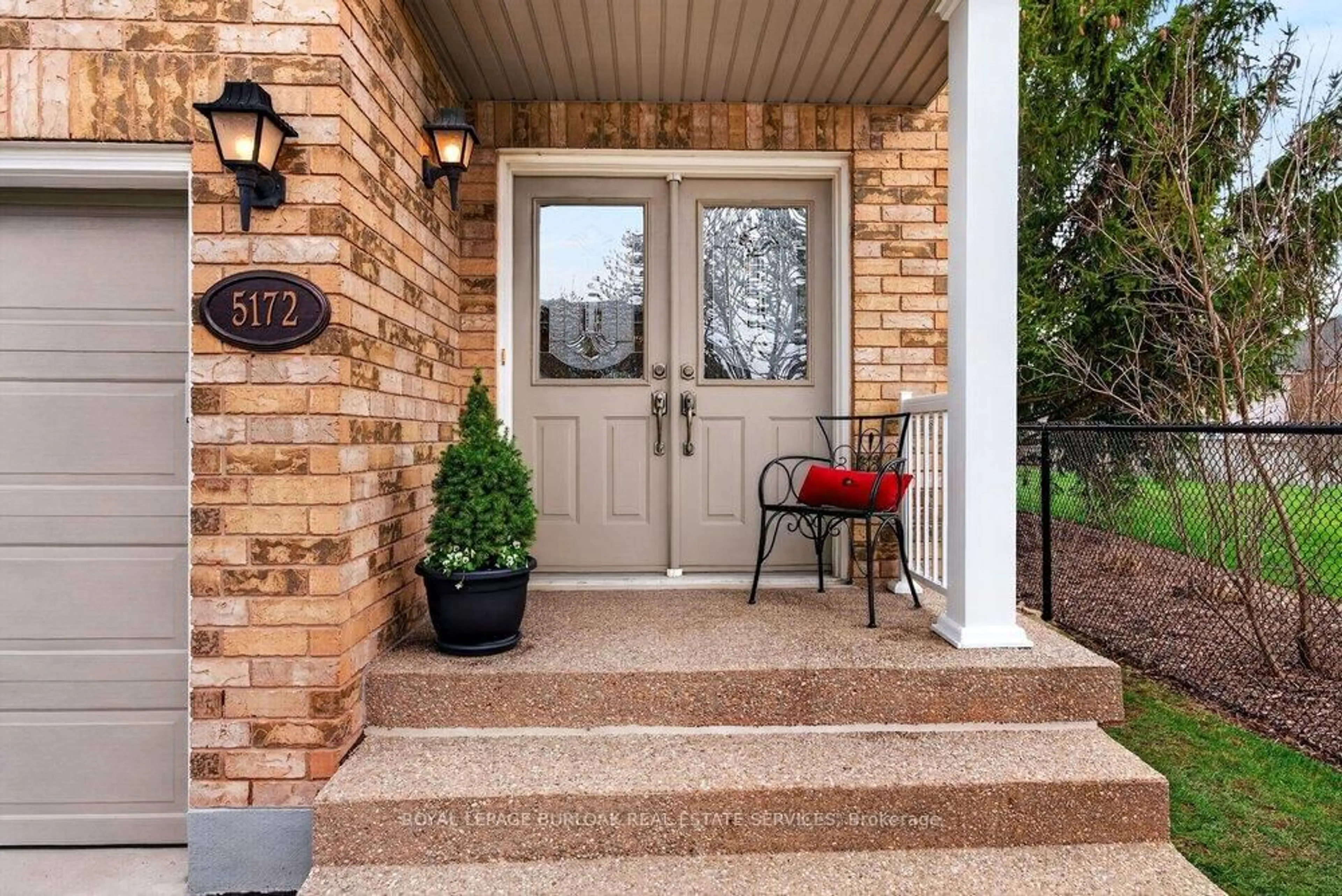 Indoor entryway for 5172 Thornburn Dr, Burlington Ontario L7L 6K9