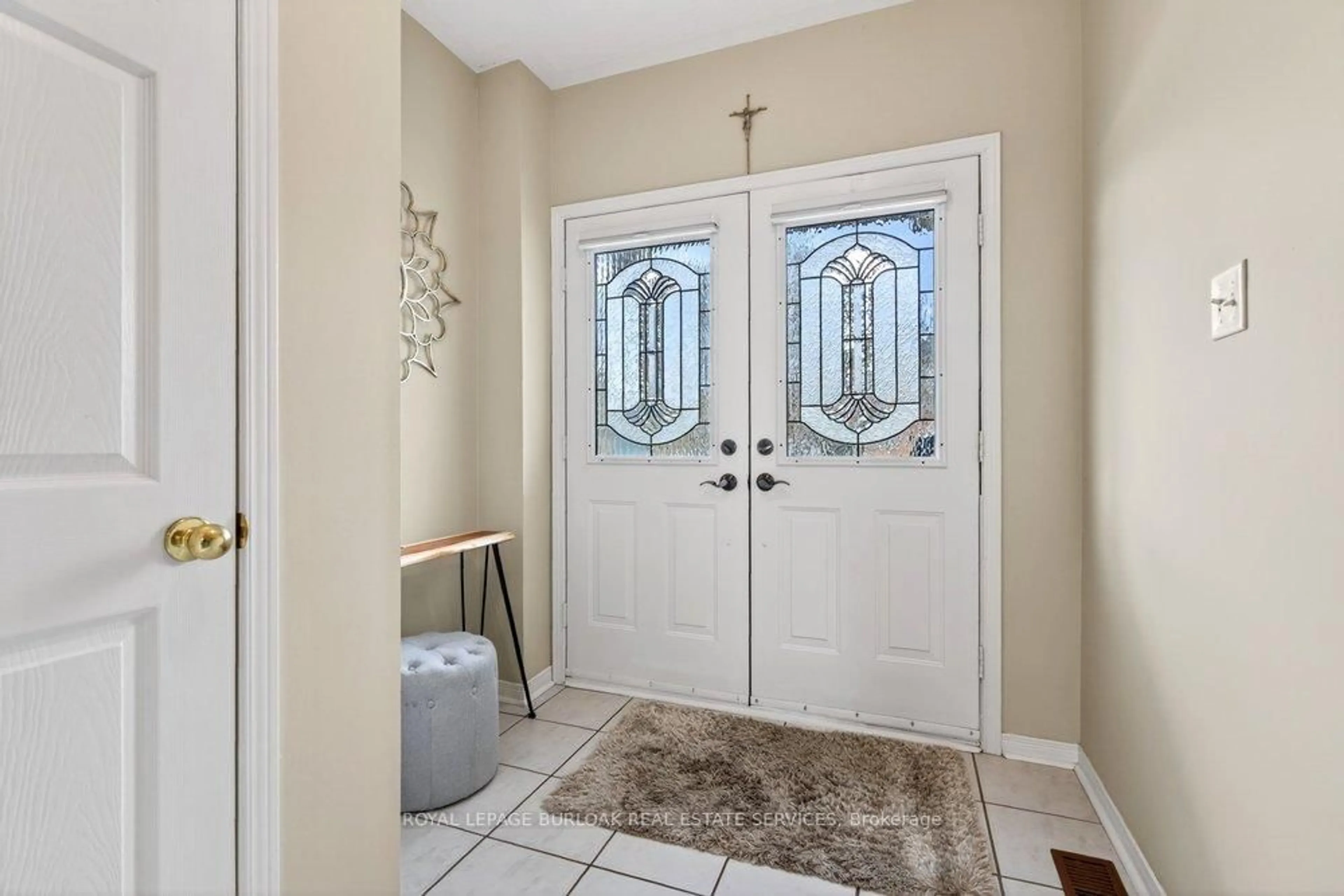 Indoor entryway for 5172 Thornburn Dr, Burlington Ontario L7L 6K9