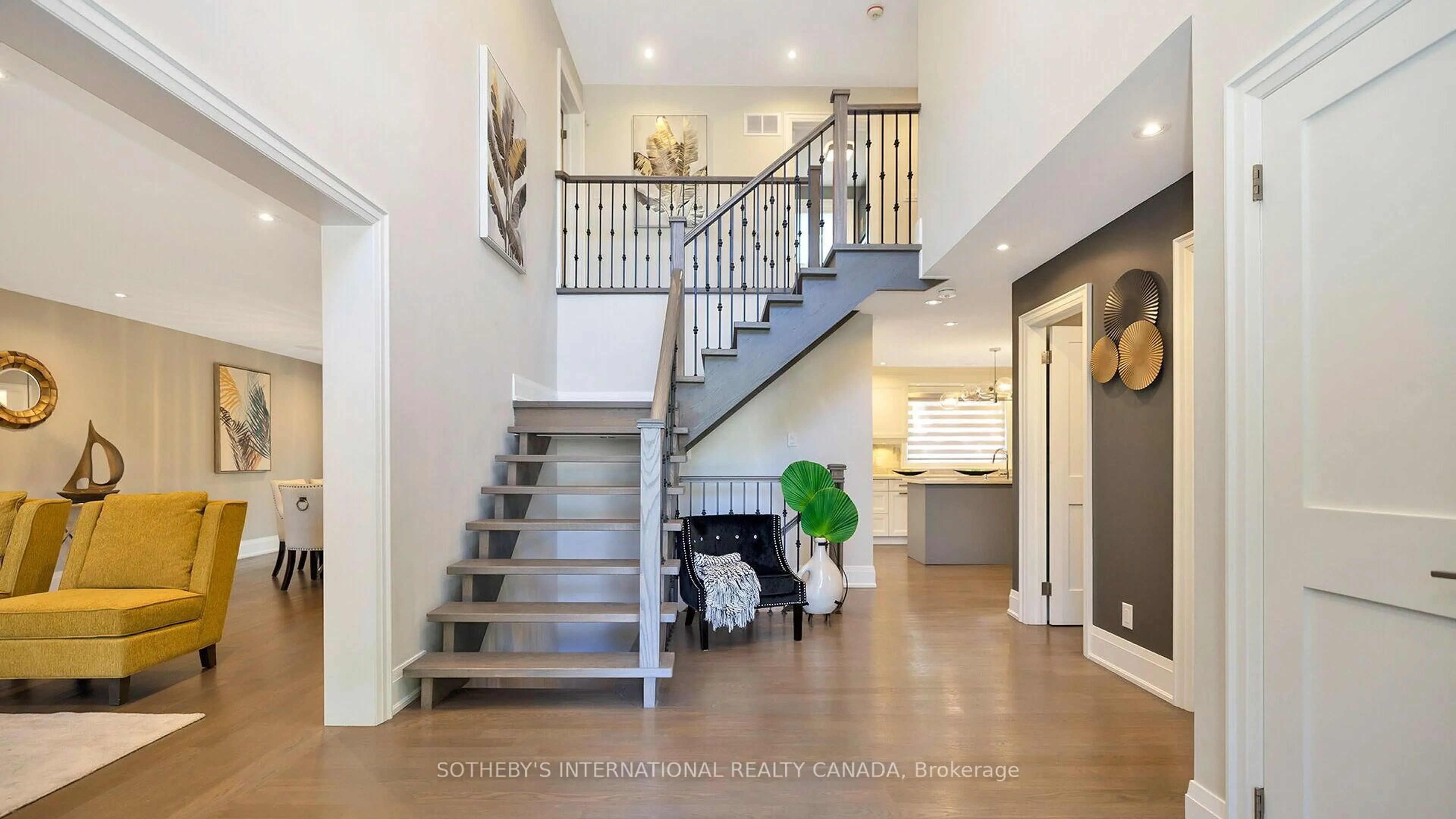 Indoor foyer for 2068 Mississauga Rd, Mississauga Ontario L5H 2K6